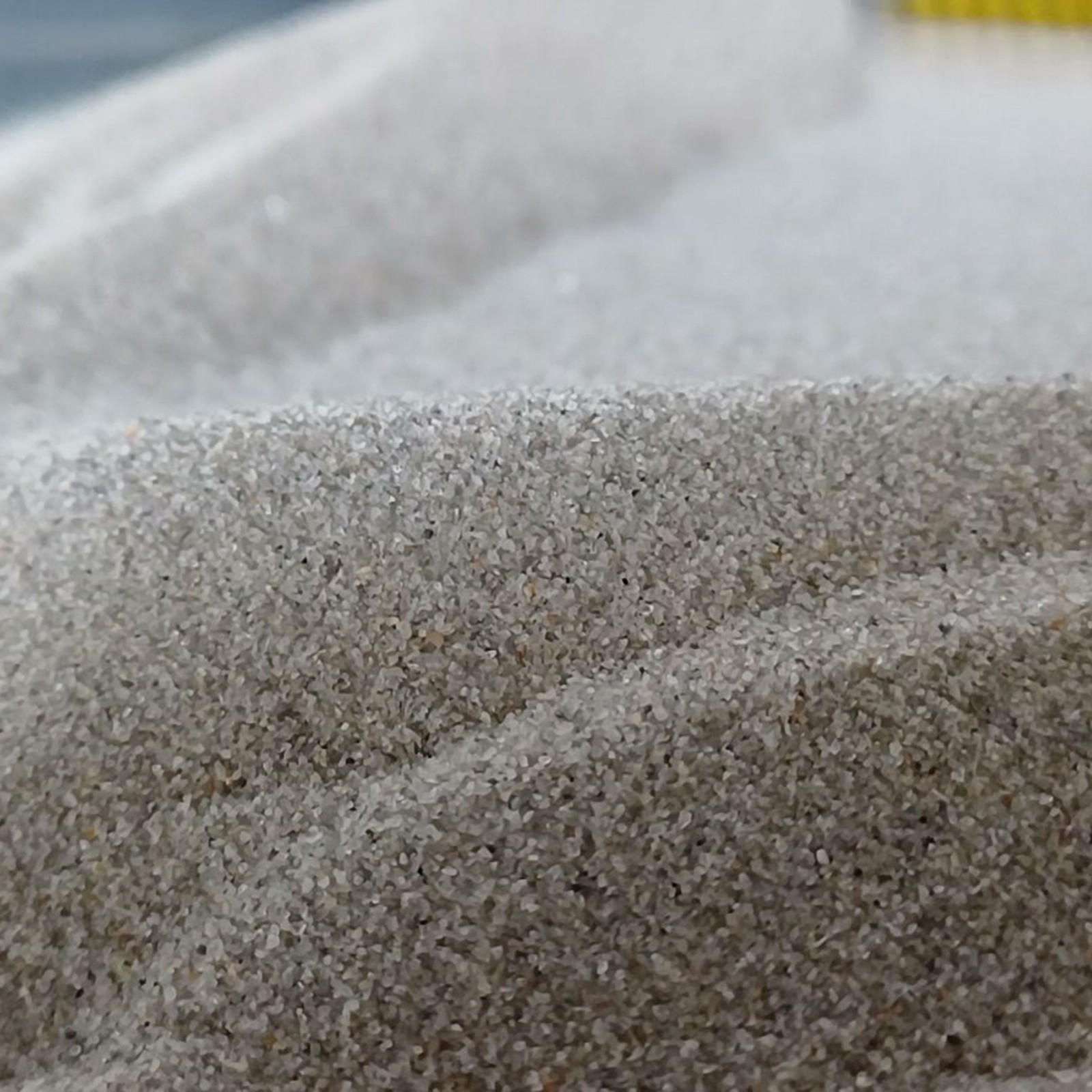 Chinchillasand Naturgrau, 0,1–0,3 mm, 5 kg: Zwei parallele Sandrücken in Nahaufnahme.