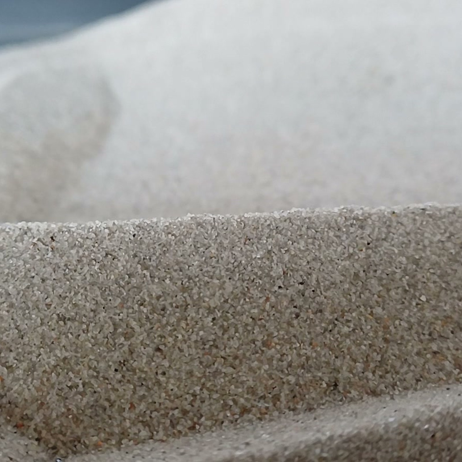 Chinchillasand Naturgrau, 0,1–0,3 mm, 5 kg: Graue Sandkante mit feinen Körnern.