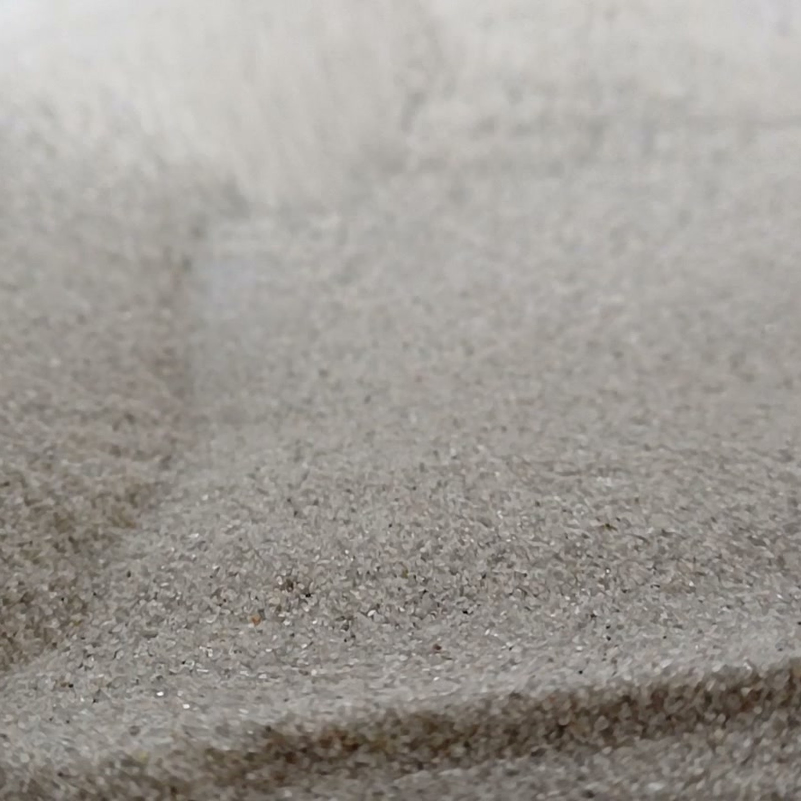 Chinchillasand Naturgrau, 0,1–0,3 mm, 5 kg: Zusätzliche Ansicht einer flachen grauen Mulde.
