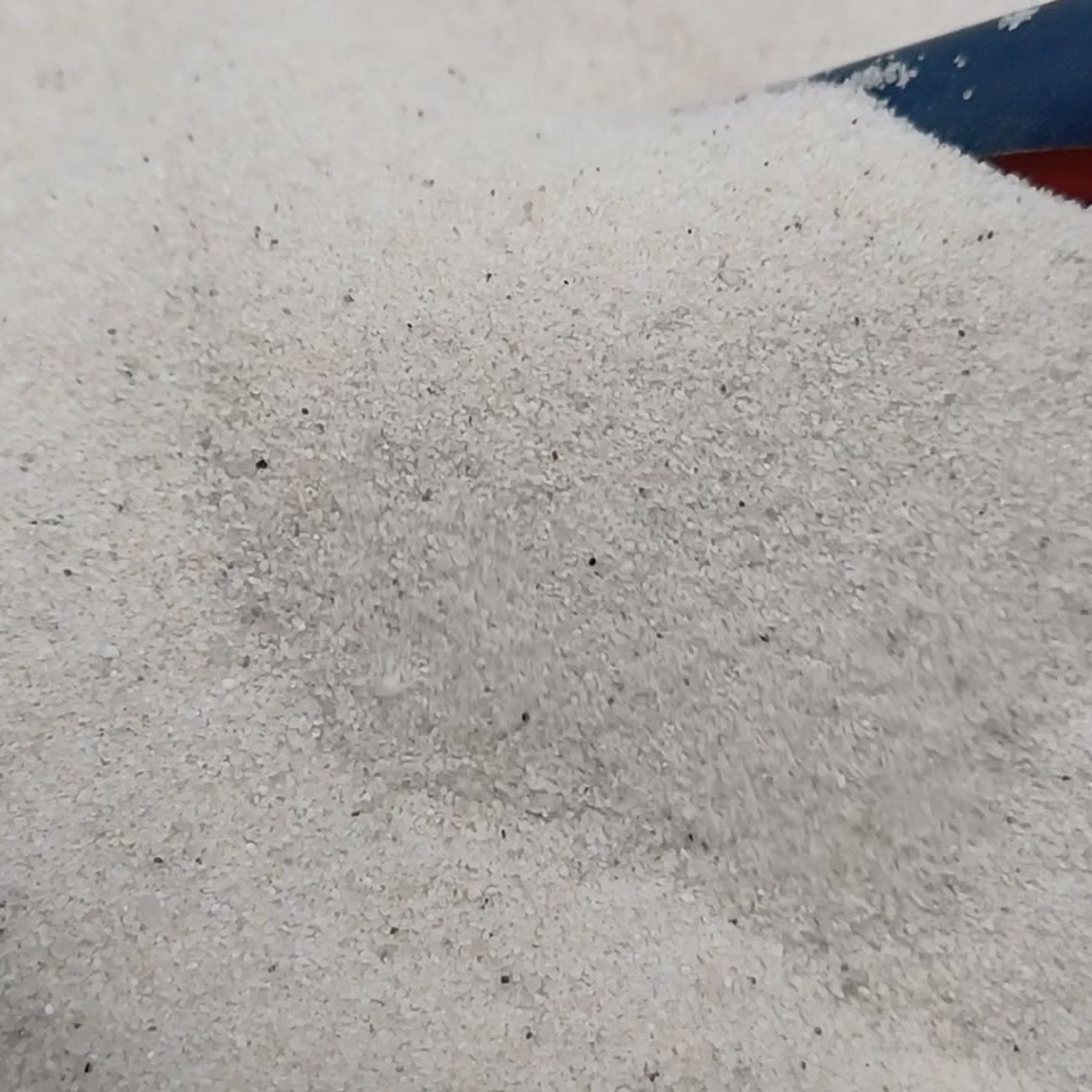 Nahaufnahme eines hellen Sandrückens mit sichtbarer Kornstruktur – Quarzsand Naturweiß für das Aquarium, 0,1–0,4 mm, 25 kg.