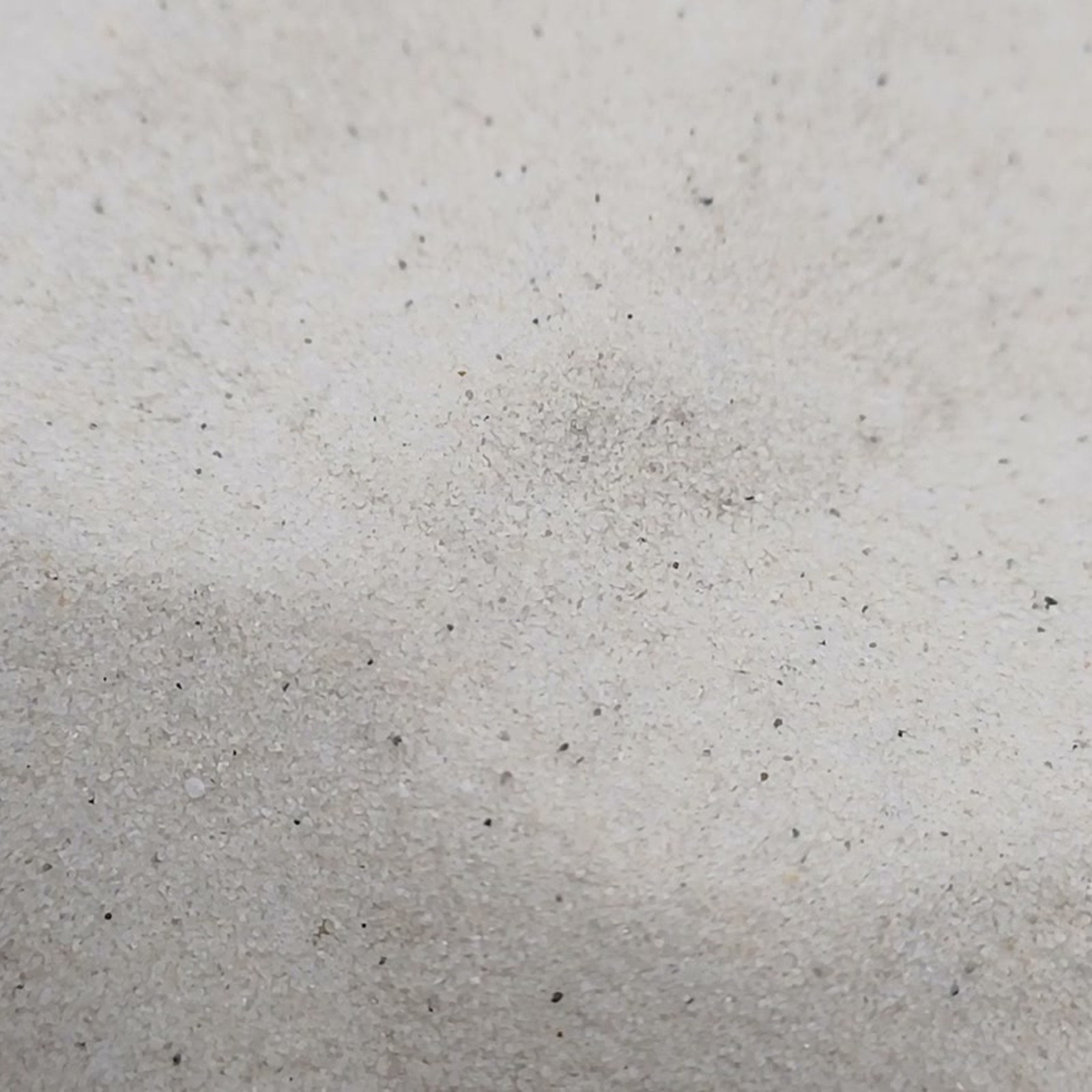 Breite Mulde in hellem Sand mit ansteigendem Rand im Vordergrund – Quarzsand Naturweiß für das Aquarium, 0,1–0,4 mm, 25 kg.