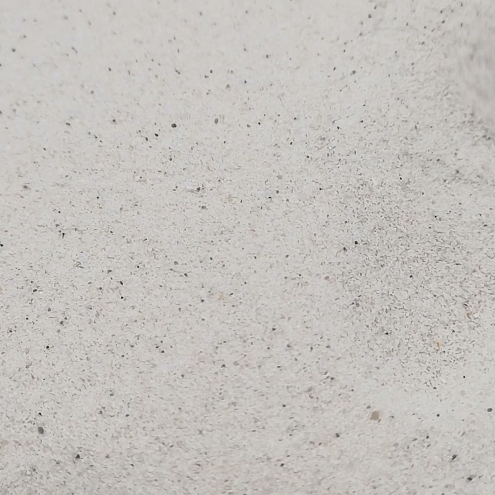 Chinchillasand Naturweiß, 0,1–0,4 mm, 5 kg: Sandoberfläche mit breiter Mulde.