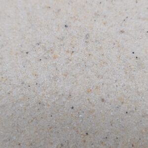Terrariumsand Naturweiß, 0,1–0,7 mm, 25 kg: Übersicht der hellen Sandoberfläche.