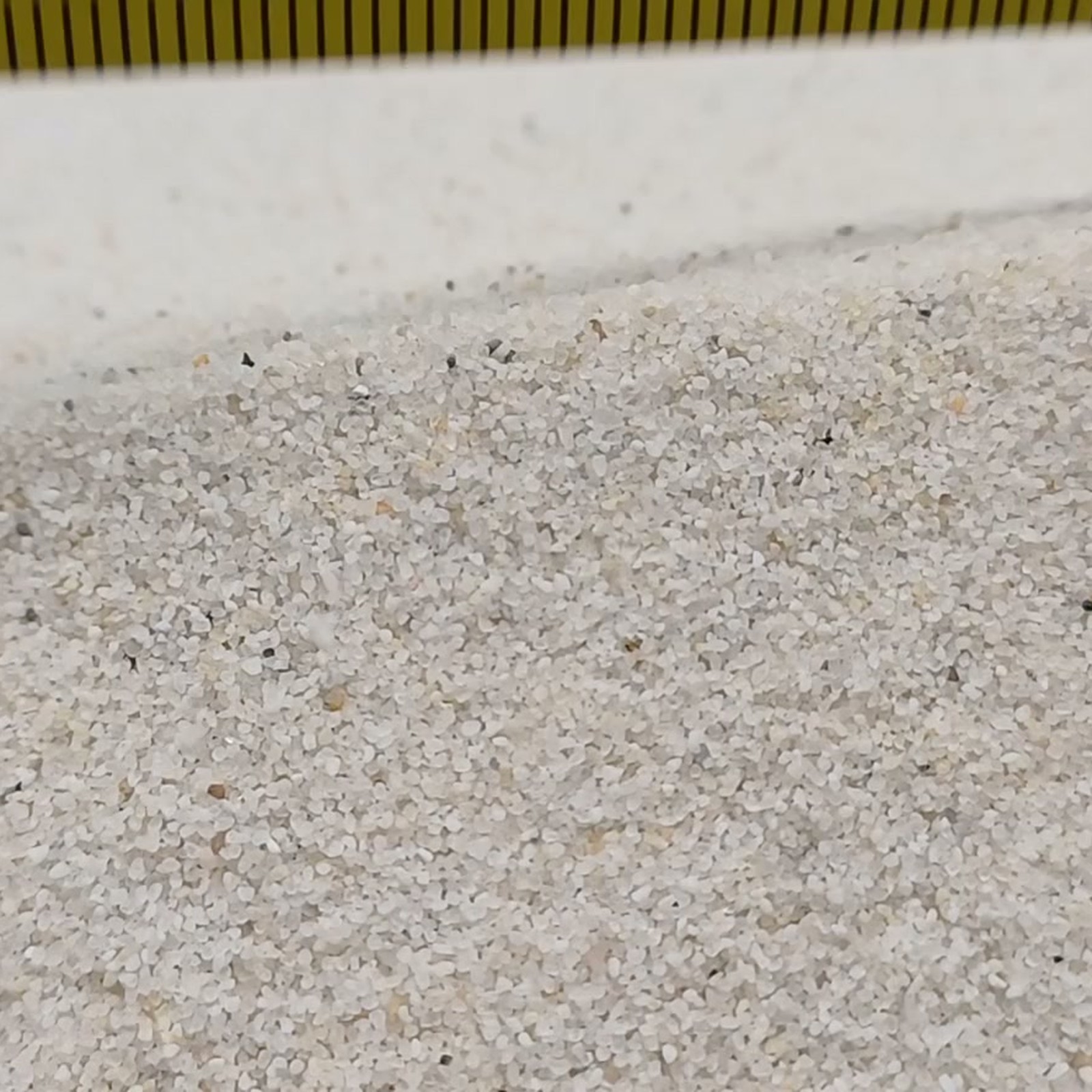 Aquariumsand Naturweiß, 0,2–0,5 mm, 25 kg: Sandrücken mit Maßstab am oberen Bildrand.
