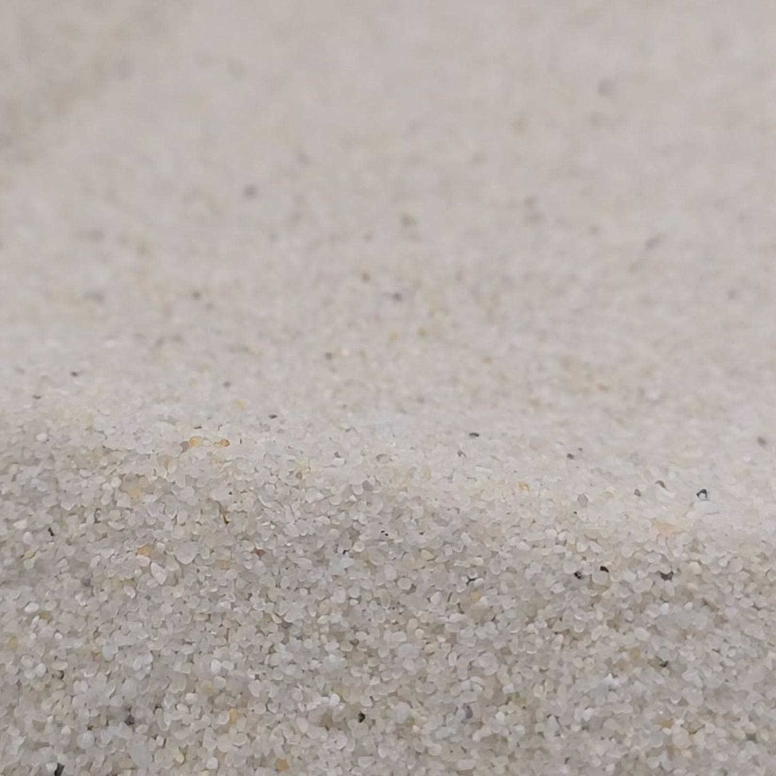 Aquariumsand Naturweiß, 0,2–0,5 mm, 25 kg: Zusätzliche Ansicht zweier niedriger Sandwellen.