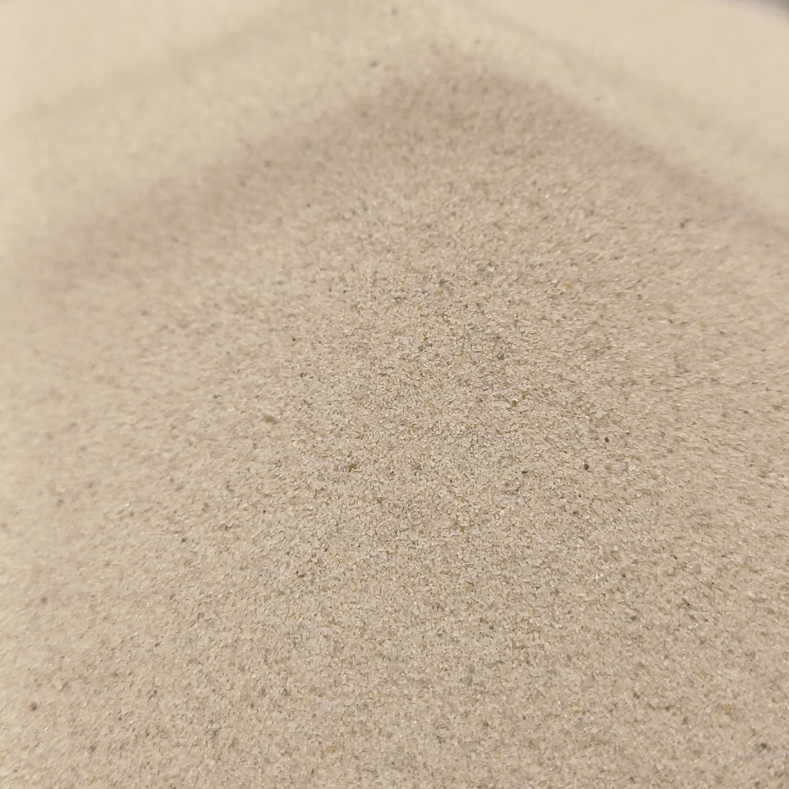 Aquariumsand Naturbeige, 0,1–0,4 mm, 25 kg: Breite Mulde im Sand.
