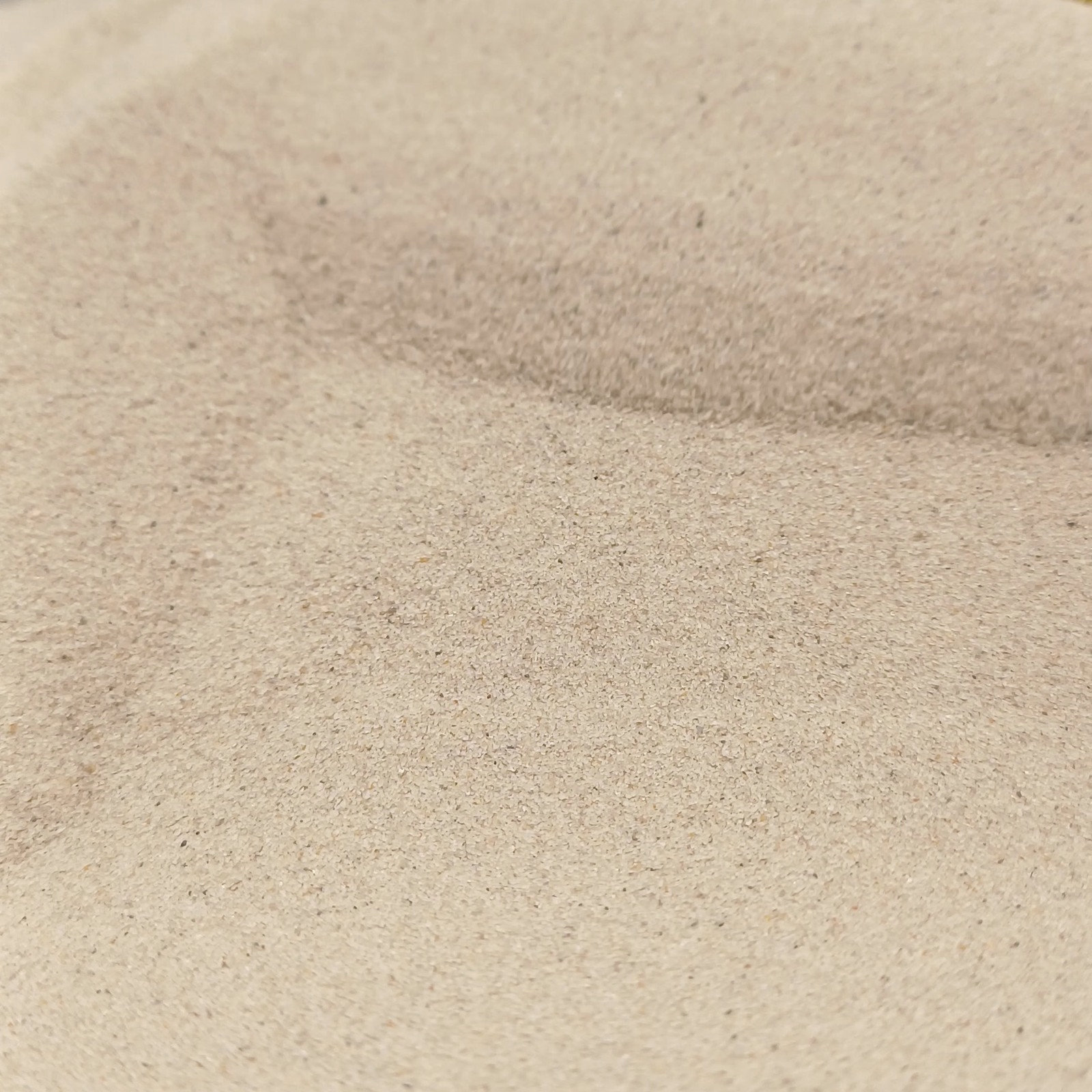 Aquariumsand Naturbeige, 0,1–0,4 mm, 25 kg: Mulde zwischen Sandrücken.
