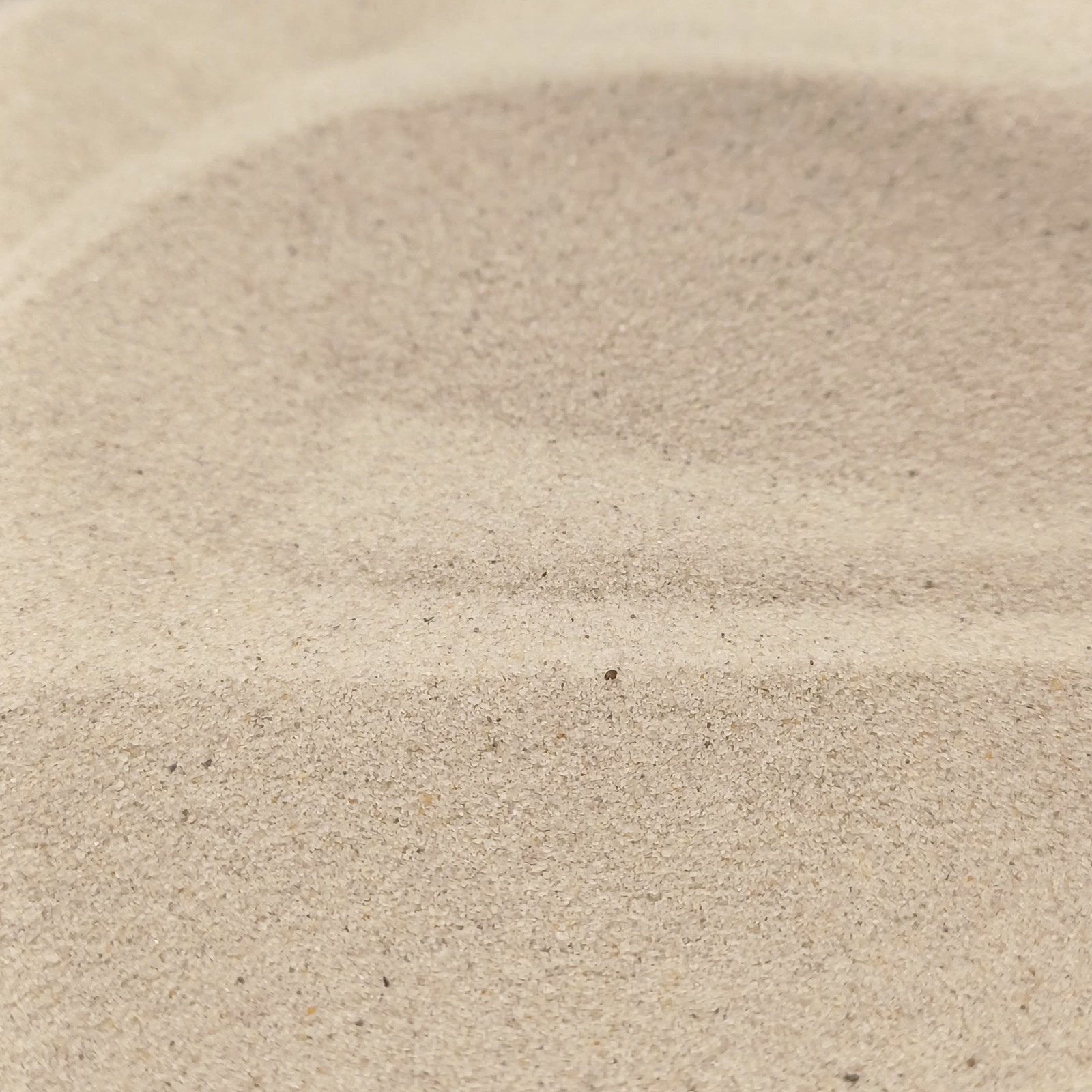 Aquariumsand Naturbeige, 0,1–0,4 mm, 25 kg: Geschwungene Sandkanten.