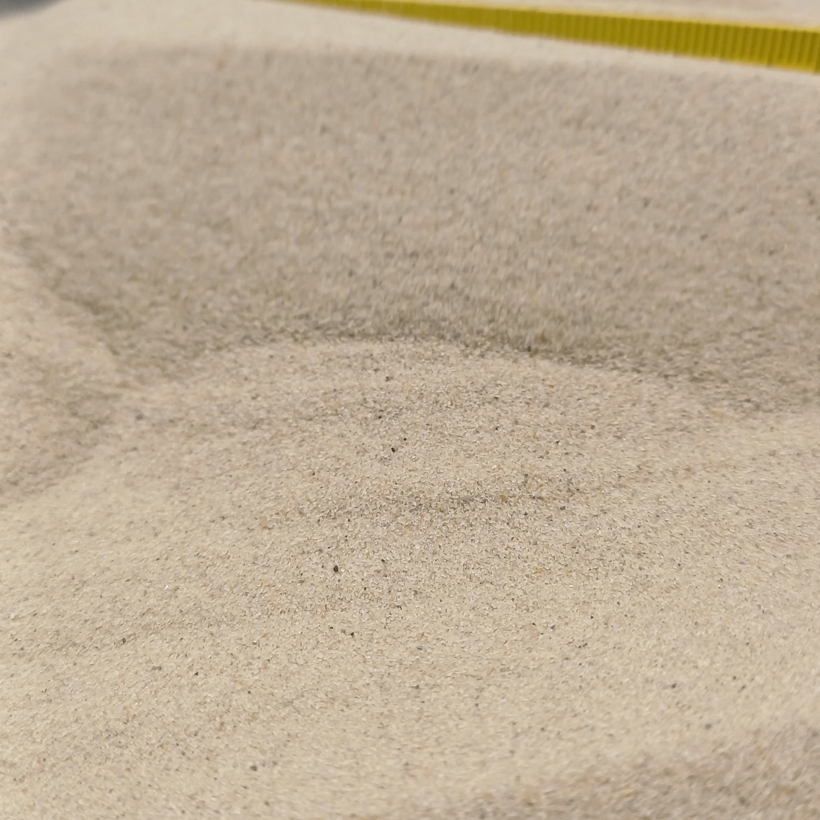 Aquariumsand Naturbeige, 0,1–0,4 mm, 25 kg: Sandmulde unter dem Maßstab.