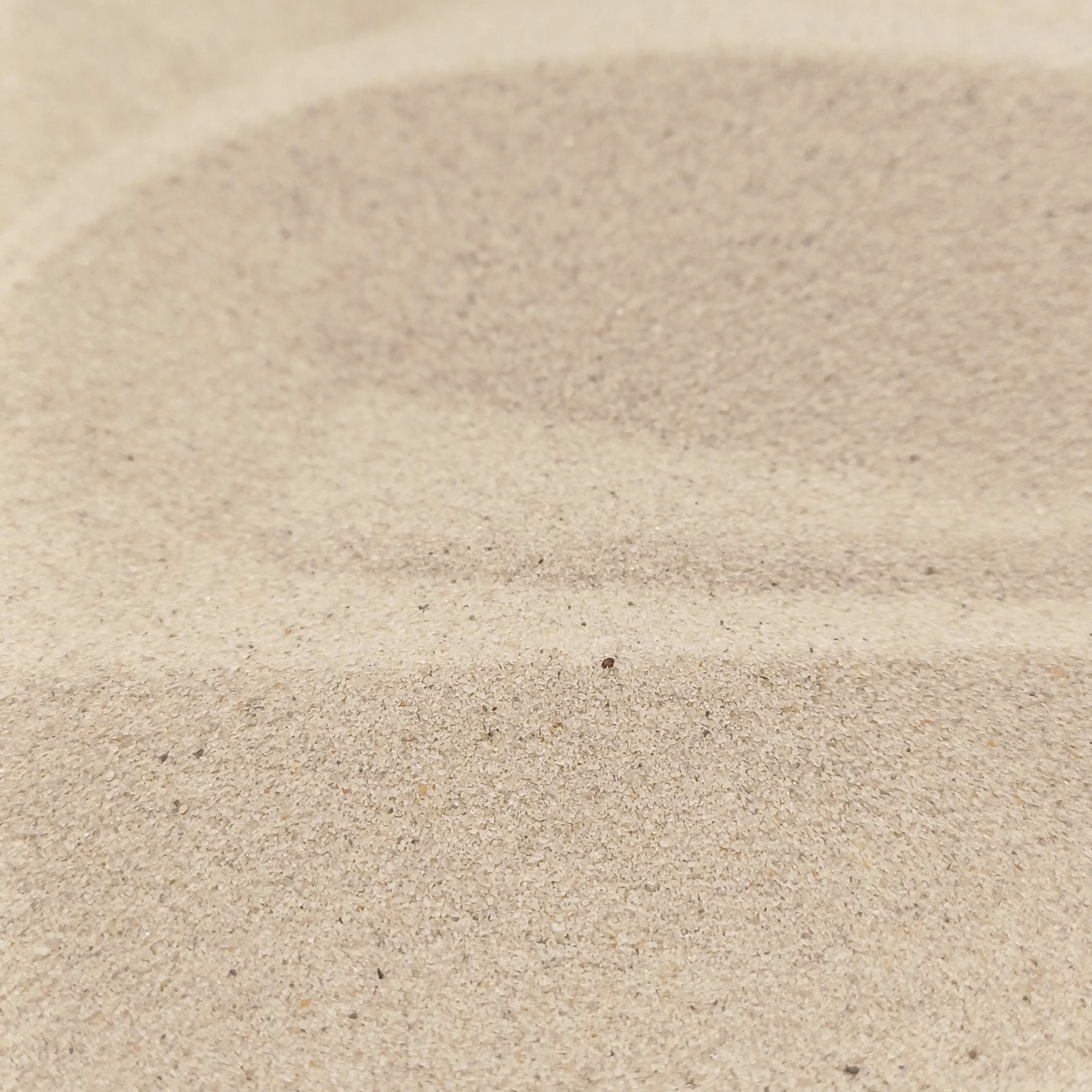 Aquariumsand Naturbeige, 0,1–0,4 mm, 25 kg: Sandfläche mit hinterem Rücken.