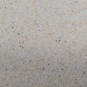 Vogelsand Naturweiß, 0,2–0,5 mm, 5 kg: Übersicht der hellen Sandoberfläche.