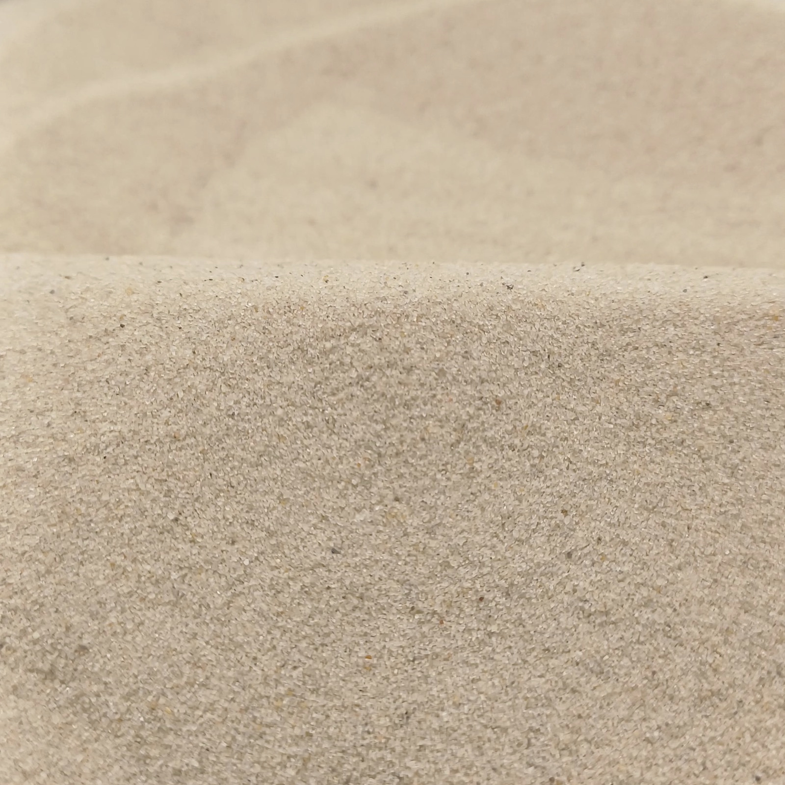 Terrariumsand Naturbeige, 0,1–0,4 mm, 25 kg: Gewölbter Sandrücken.