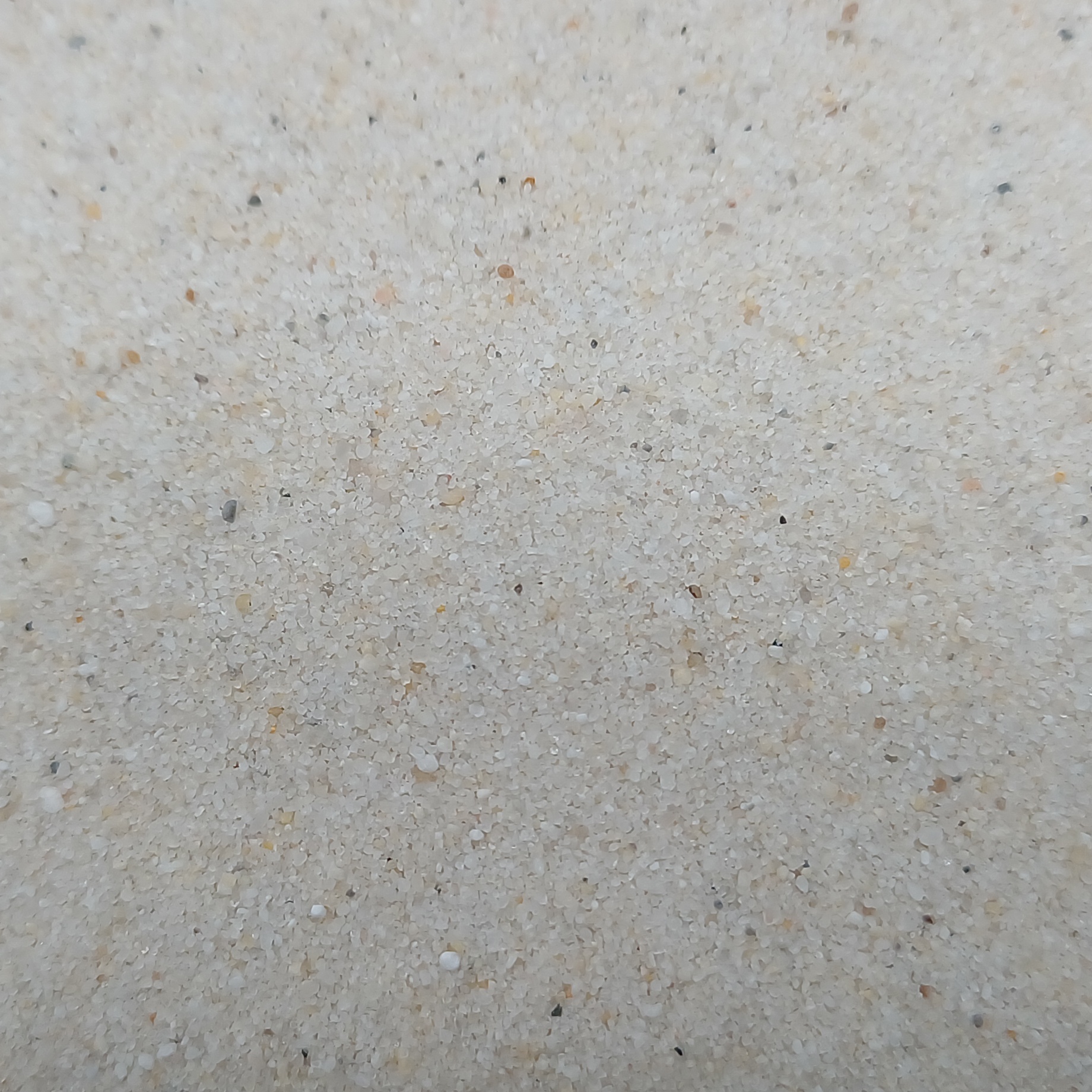 Industriesand Naturweiß, 0,1–0,6 mm, 25 kg: Übersicht der hellen Sandoberfläche.