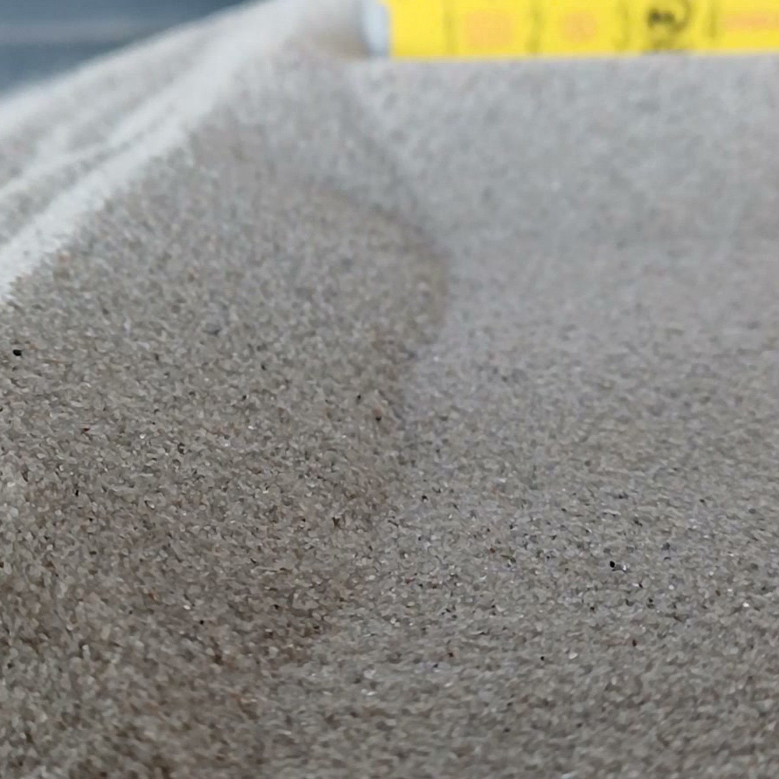 Terrariumsand Naturgrau, 0,1–0,3 mm, 25 kg: Sandmulde mit erhöhtem Rücken links.