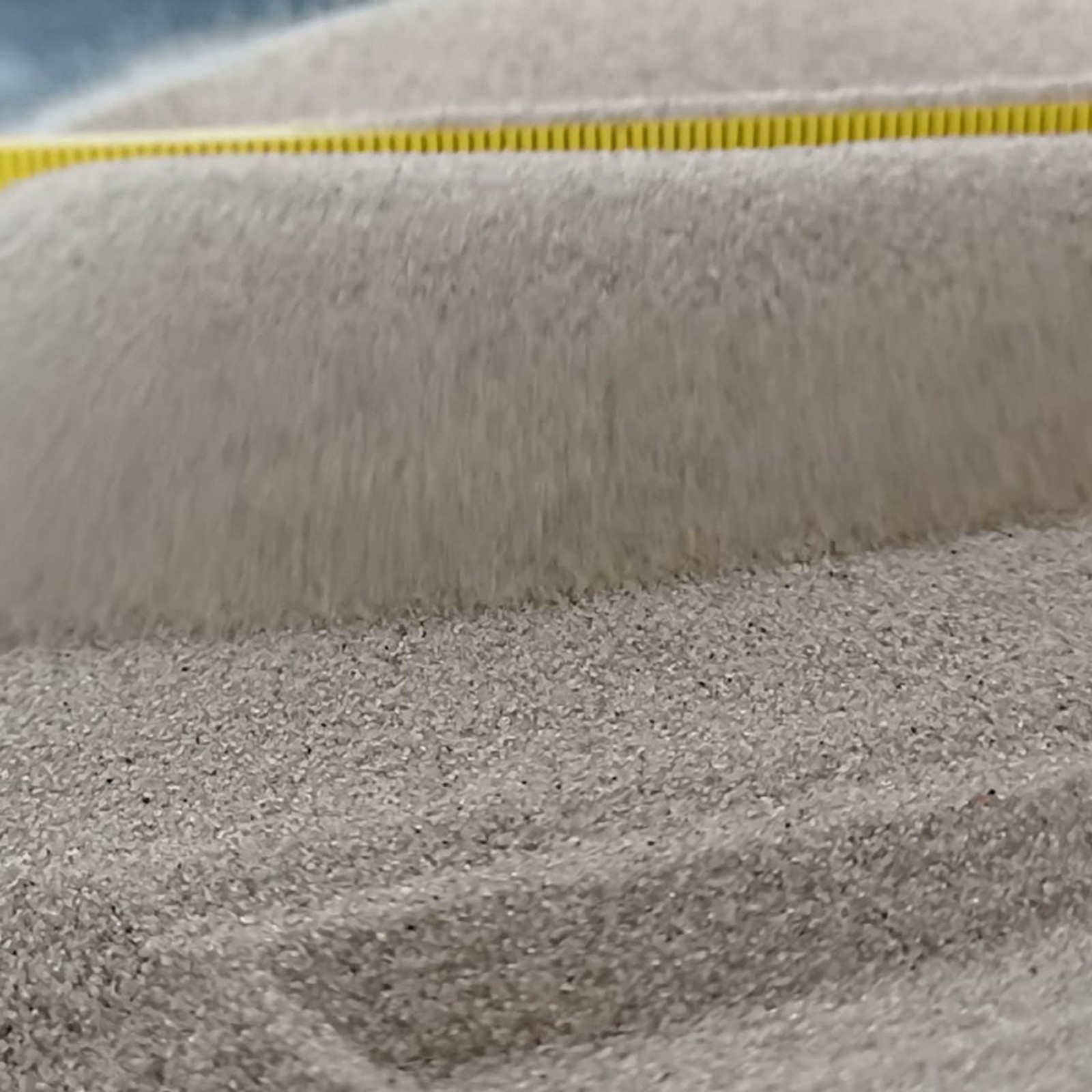 Fugensand Naturgrau, 0,1–0,4 mm, 25 kg: Sandrücken unter dem Maßstab.