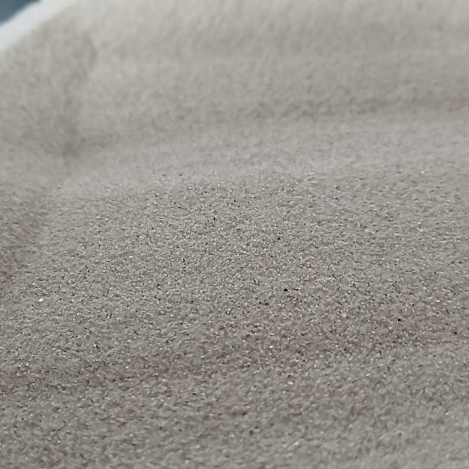 Terrariumsand Naturgrau, 0,1–0,4 mm, 25 kg: Sandfläche zwischen zwei Kanten.
