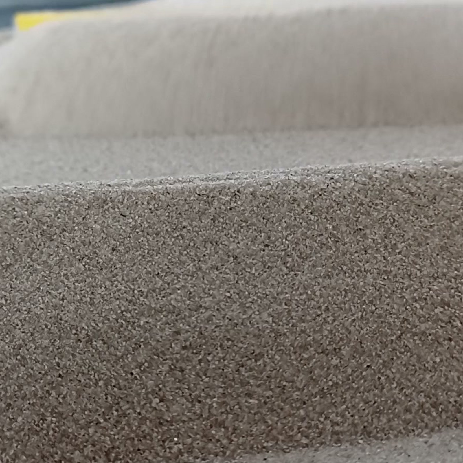 Vogelsand Naturgrau, 0,1–0,4 mm, 25 kg: Kornstruktur an der Vorderkante.