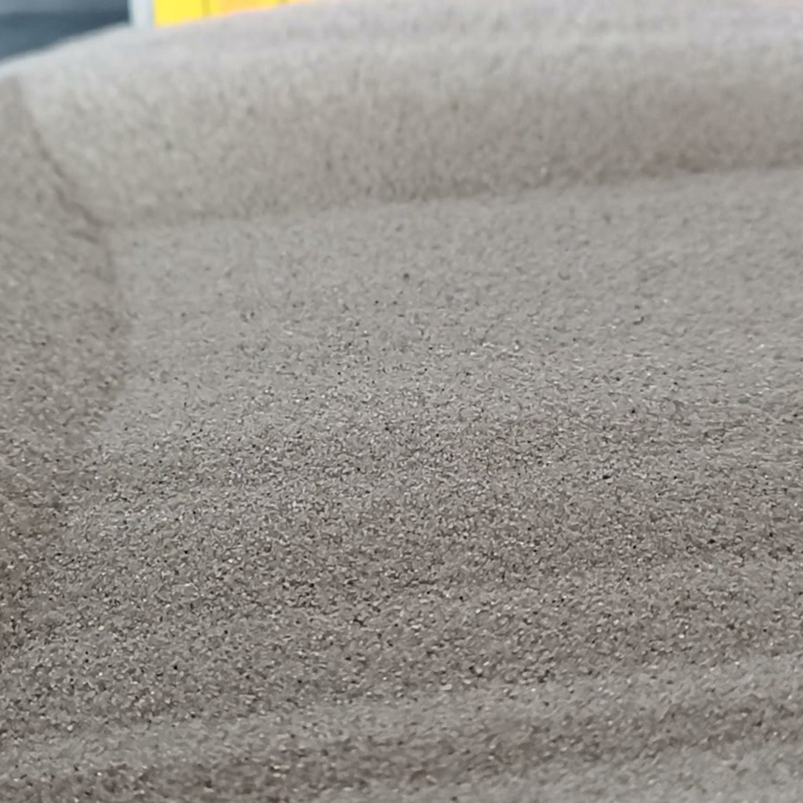 Vogelsand Naturgrau, 0,1–0,4 mm, 25 kg: Kornstruktur unter der hinteren Kante.