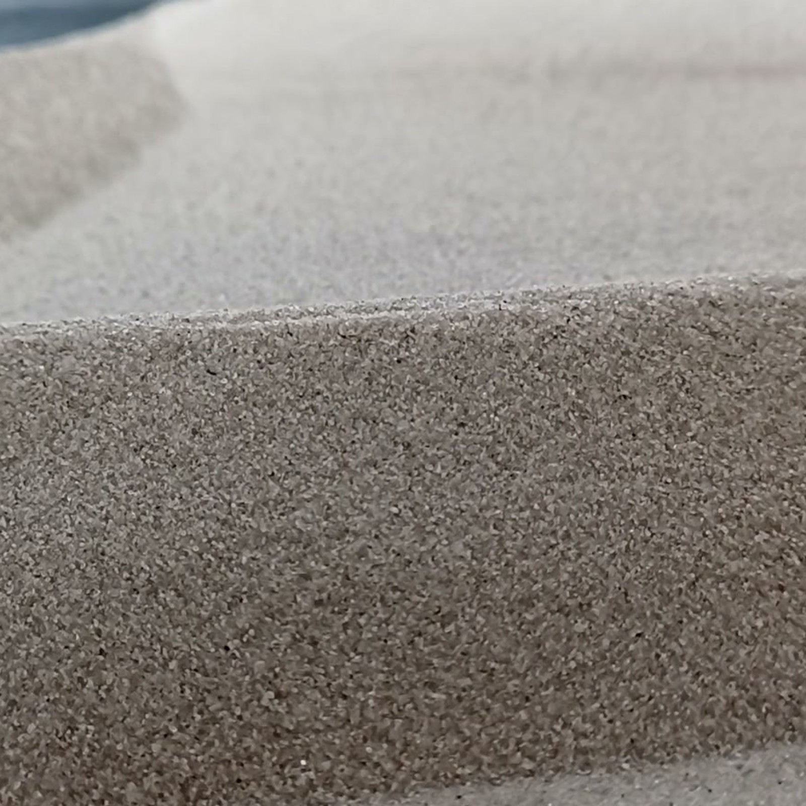 Vogelsand Naturgrau, 0,1–0,4 mm, 25 kg: Detail der schmalen Sandkante.