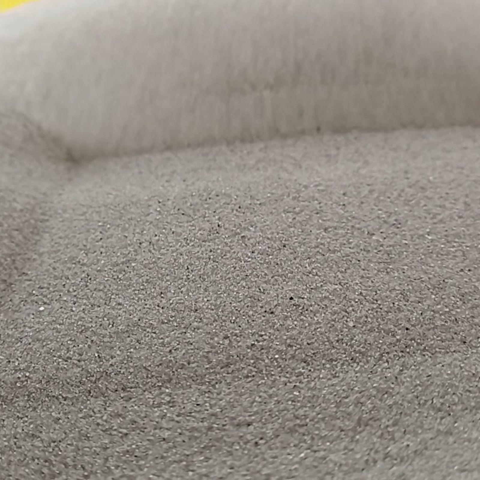 Vogelsand Naturgrau, 0,1–0,4 mm, 25 kg: Ebene Fläche vor dem Sandrücken.