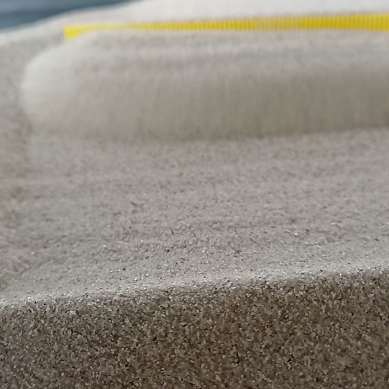 Vogelsand Naturgrau, 0,1–0,4 mm, 25 kg: Vorderkante und hinterer Maßstab.
