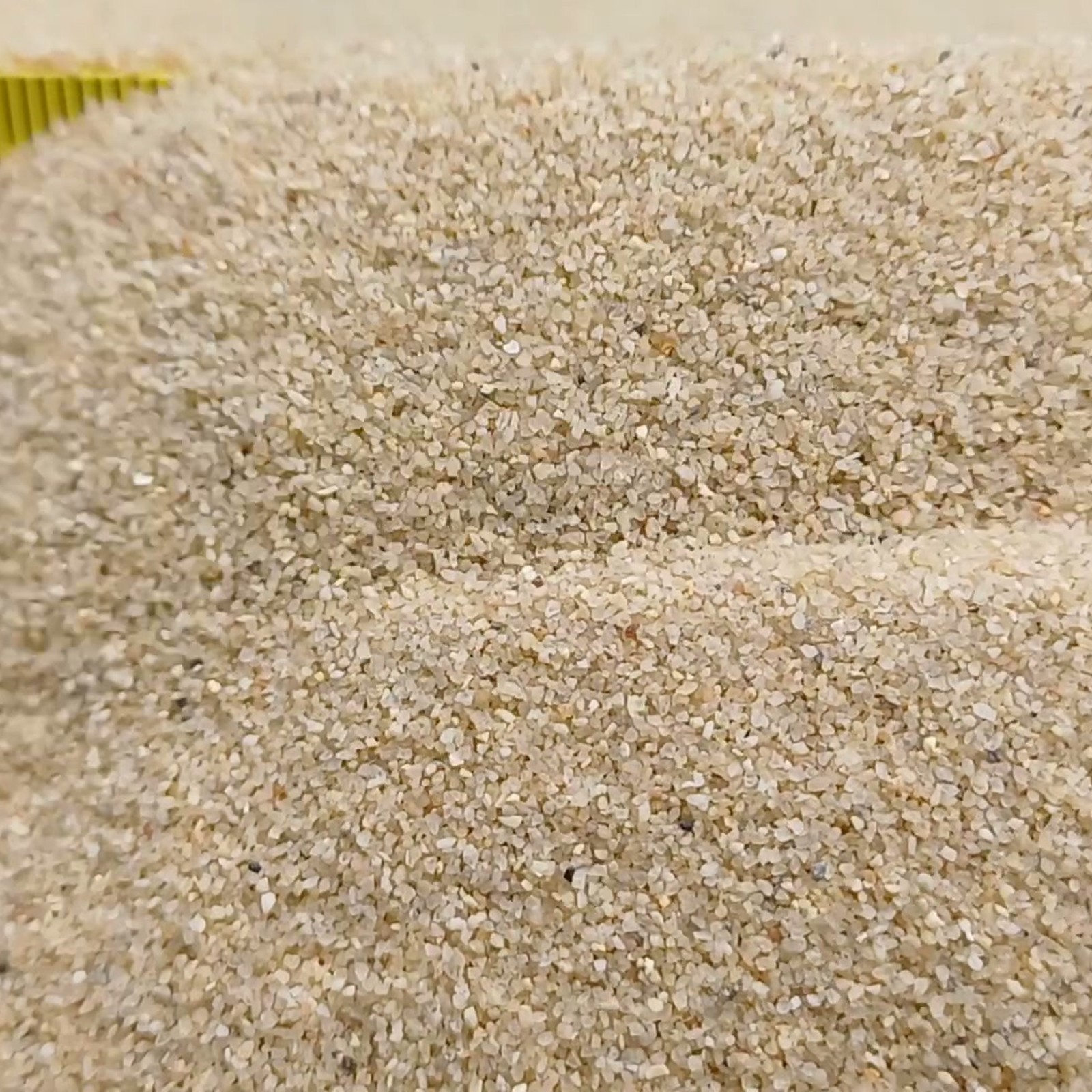 Aquariumsand Naturbeige, 0,2–0,7 mm, 10 kg: Zwei Sandrücken mit einer schmalen Rinne.