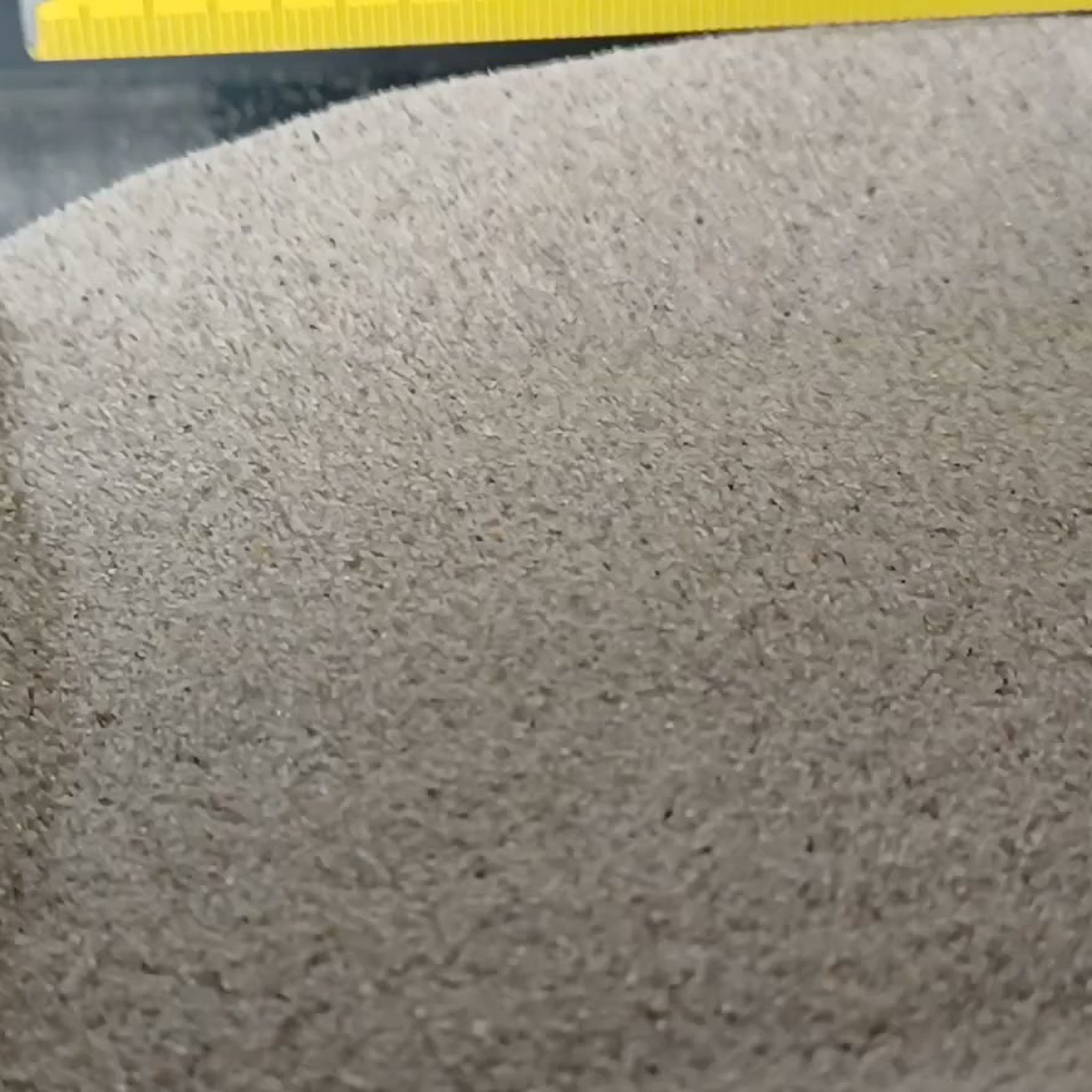 Aquariumsand Naturgrau, 0,1–0,5 mm, 10 kg: Blick auf einen grauen Sandrücken von oben.