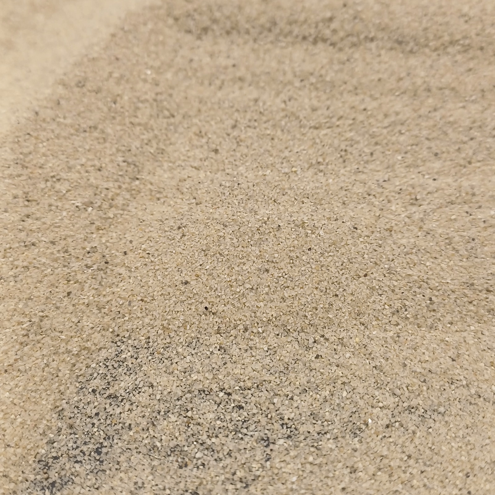 Aquariumsand Naturbeige, 0,1–0,5 mm, 19 kg: Breite Mulde mit ansteigendem Rand.
