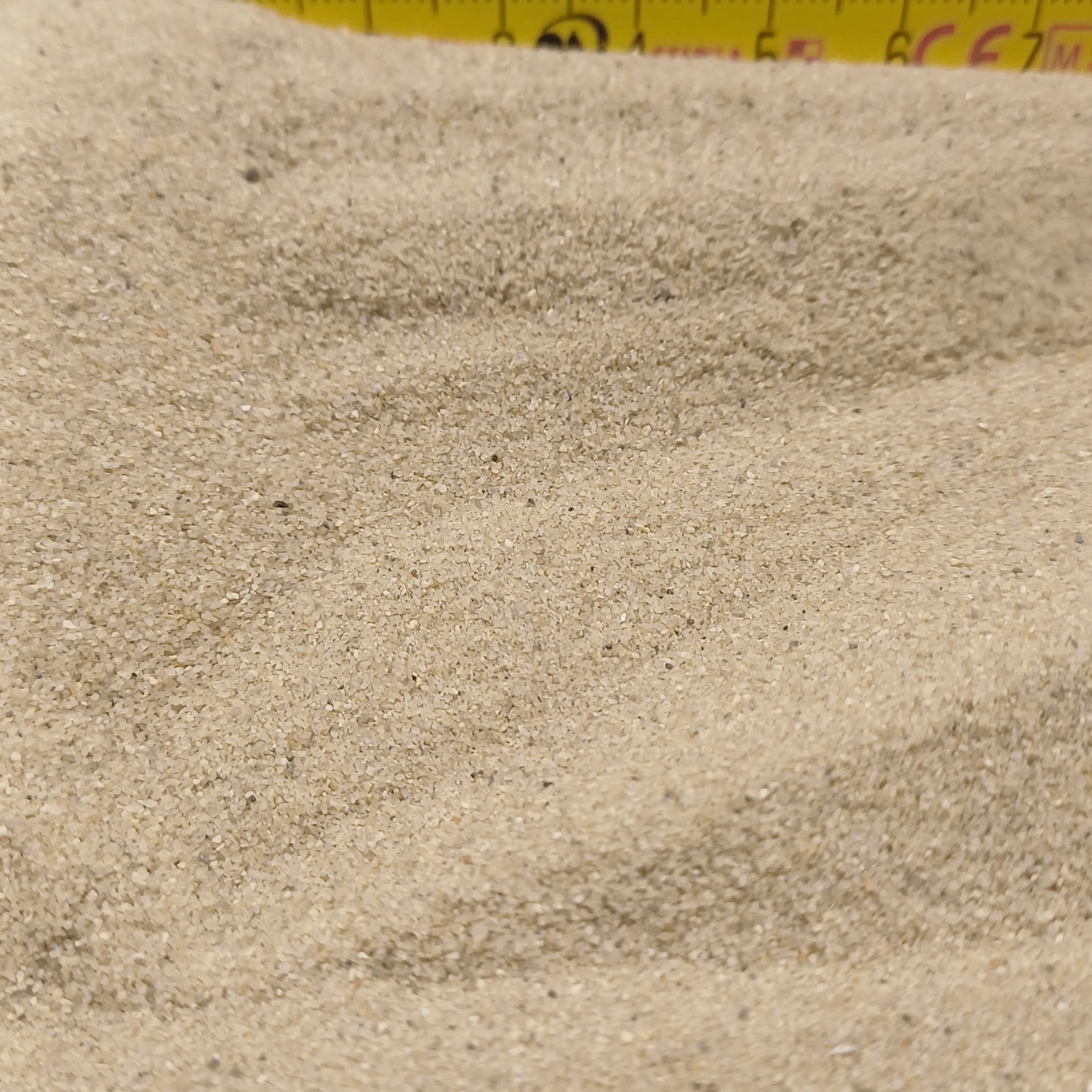 Aquariumsand Naturbeige, 0,1–0,5 mm, 19 kg: Zusätzliche Ansicht geschwungener Sandwellen.