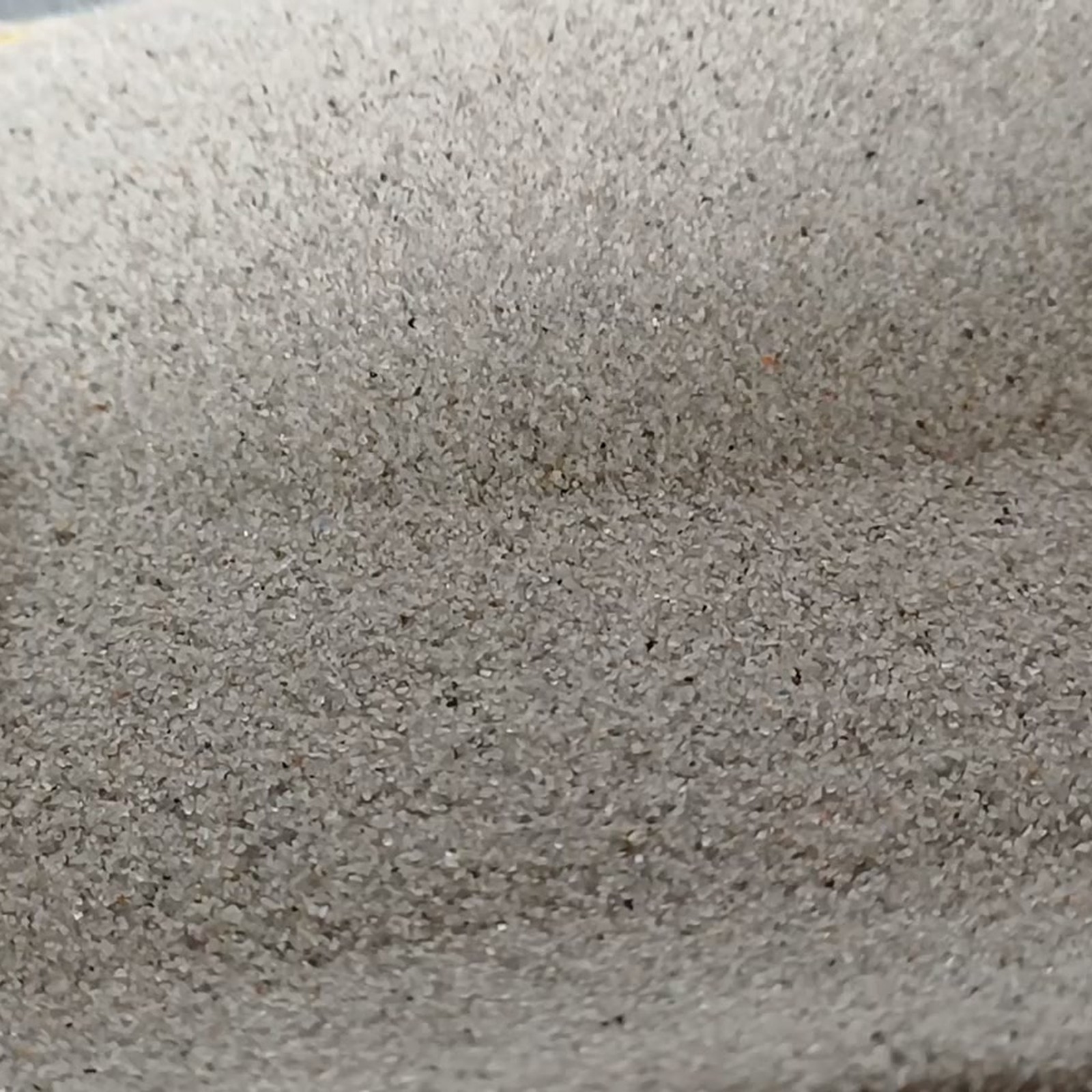 Aquariumsand Naturgrau, 0,1–0,5 mm, 19 kg: Graue Sandmulde vor einer erhöhten hinteren Kante.