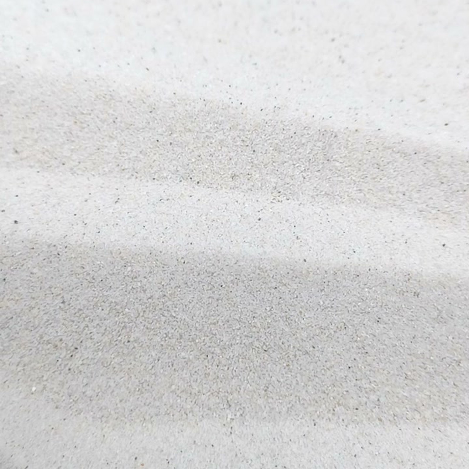 Chinchillasand Naturweiß, 0,1–0,3 mm, 11 kg: Detail eines niedrigen Sandrückens.