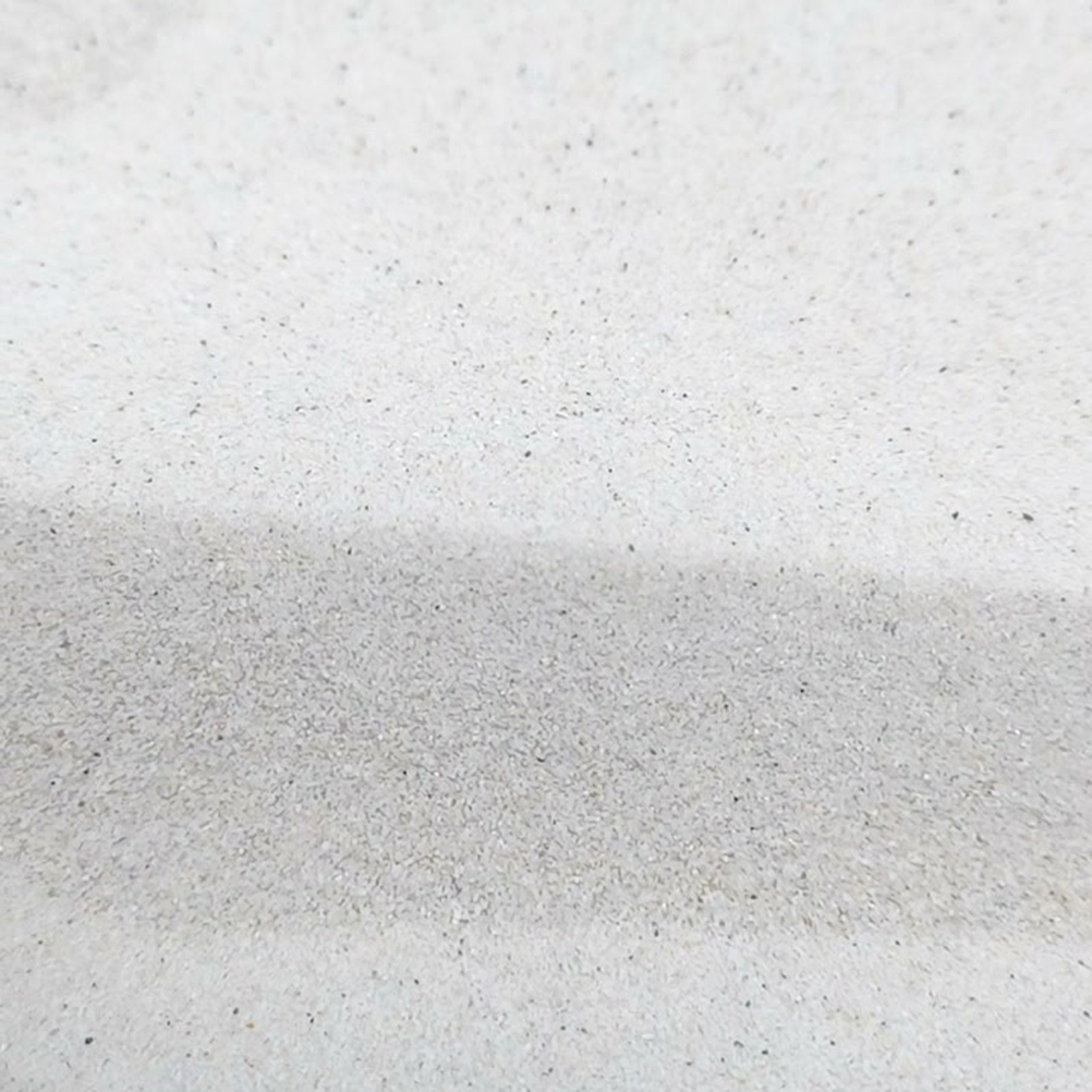 Chinchillasand Naturweiß, 0,1–0,3 mm, 11 kg: Breite Sandwelle mit flachem Vordergrund.