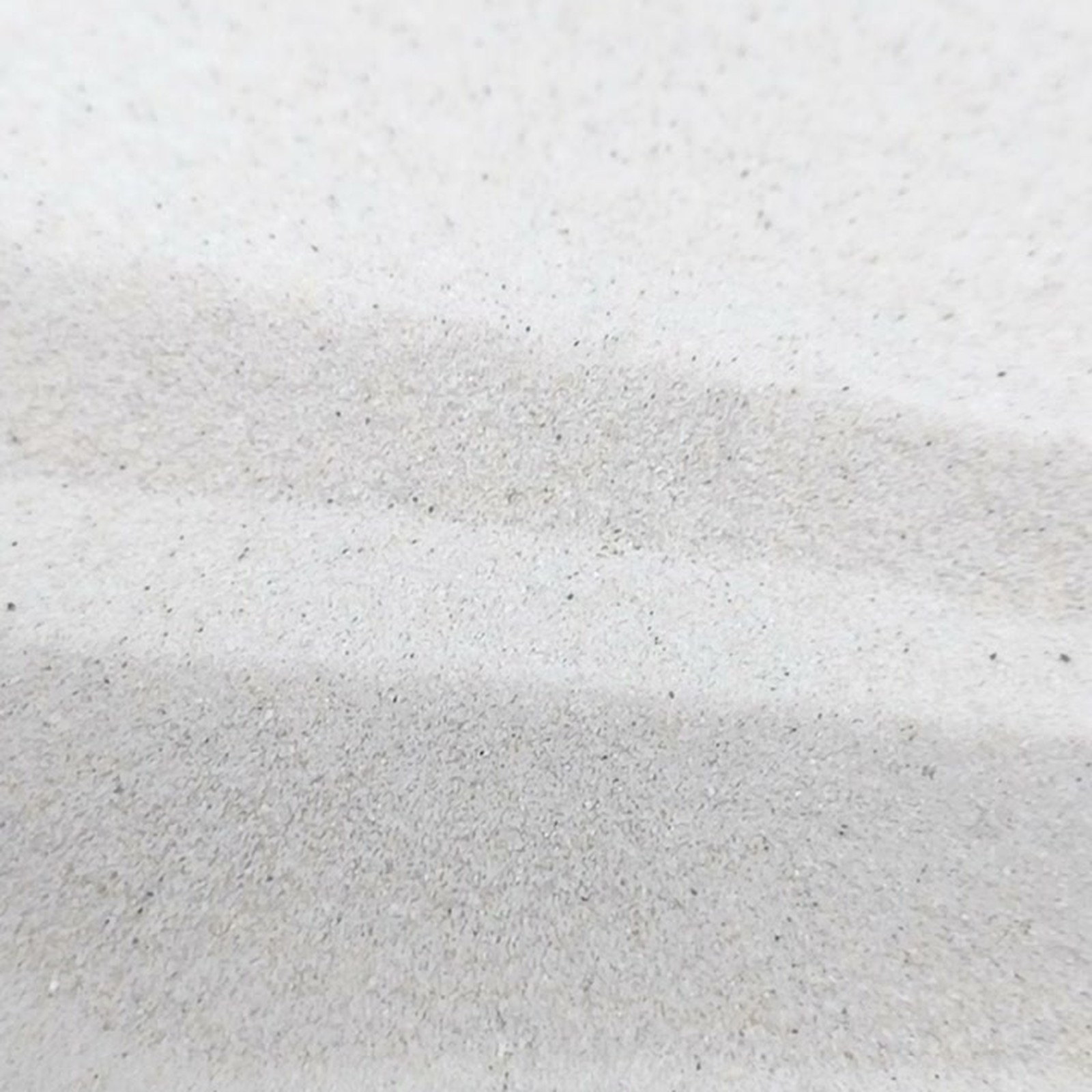 Chinchillasand Naturweiß, 0,1–0,3 mm, 11 kg: Zusätzliche Ansicht einer sanften Sandmulde.