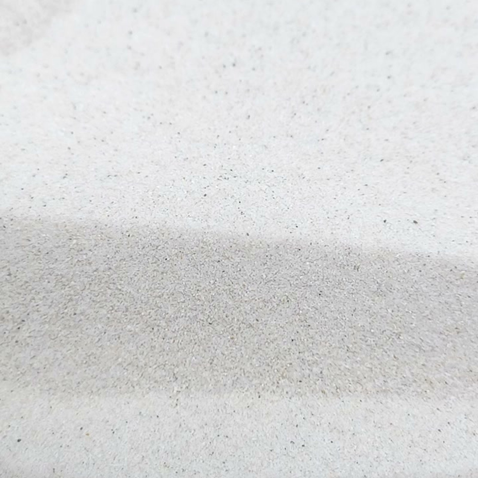 Chinchillasand Naturweiß, 0,1–0,3 mm, 17 kg: Feine Kornstruktur an einer breiten Sandwelle.