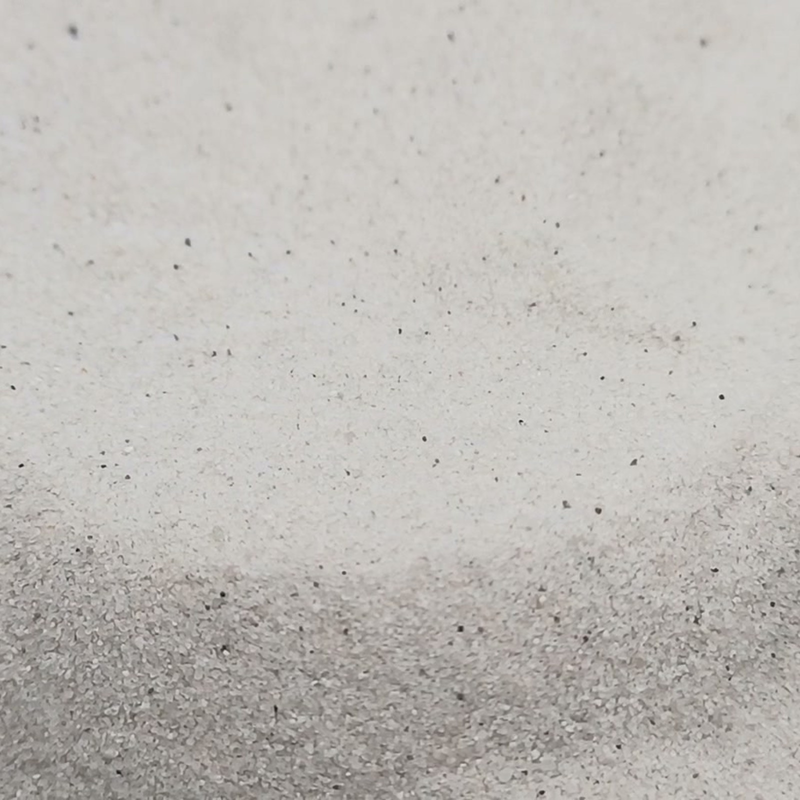 Chinchillasand Naturweiß, 0,1–0,4 mm, 16 kg: Sandrücken im Vordergrund.