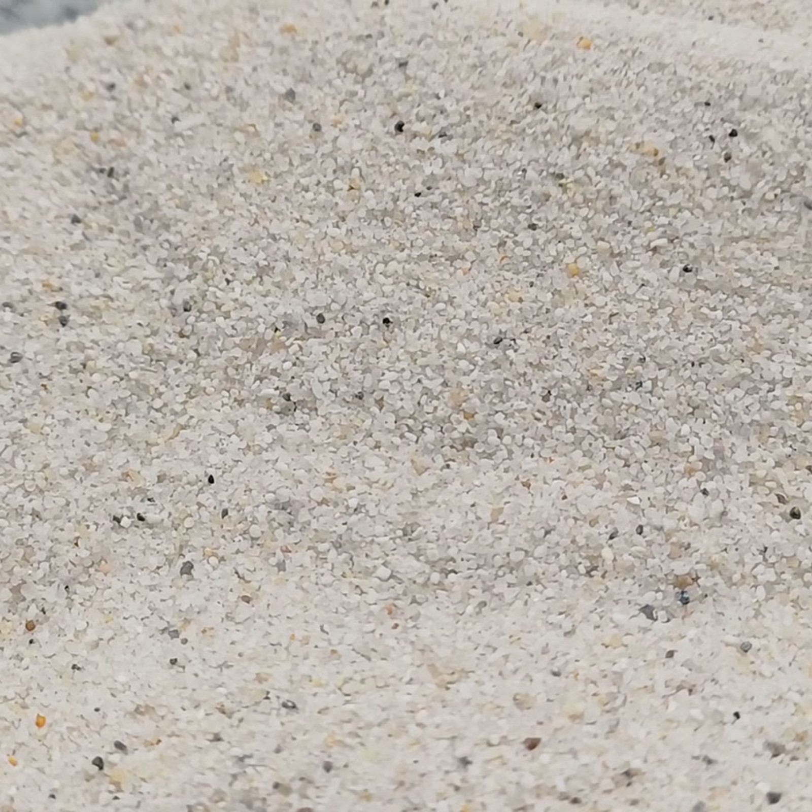 Vogelsand Naturweiß, 0,2–0,8 mm, 14 kg: Sandmulde mit unterschiedlich großen Körnern.