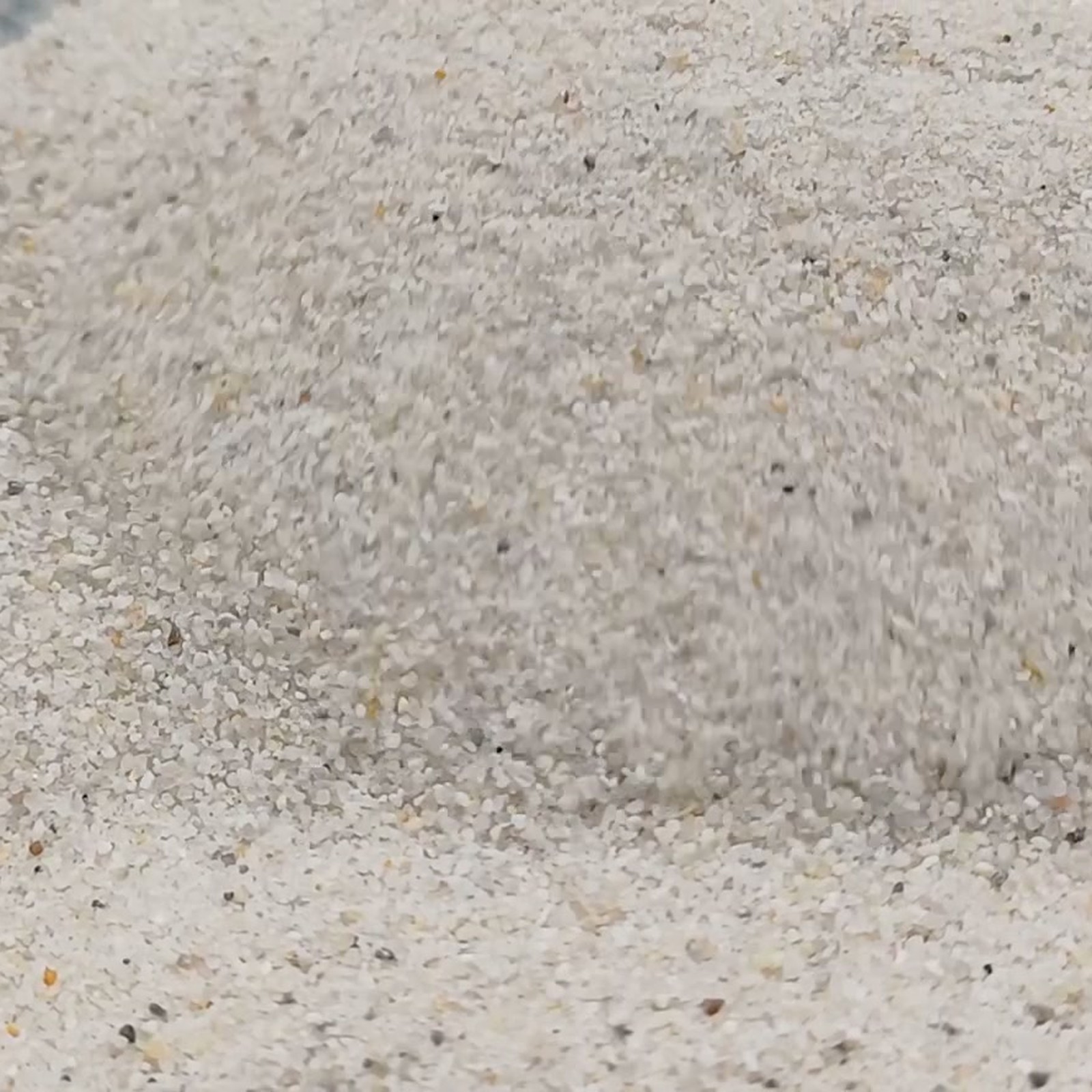 Vogelsand Naturweiß, 0,2–0,8 mm, 14 kg: Kornstruktur einer steilen Sandkante.