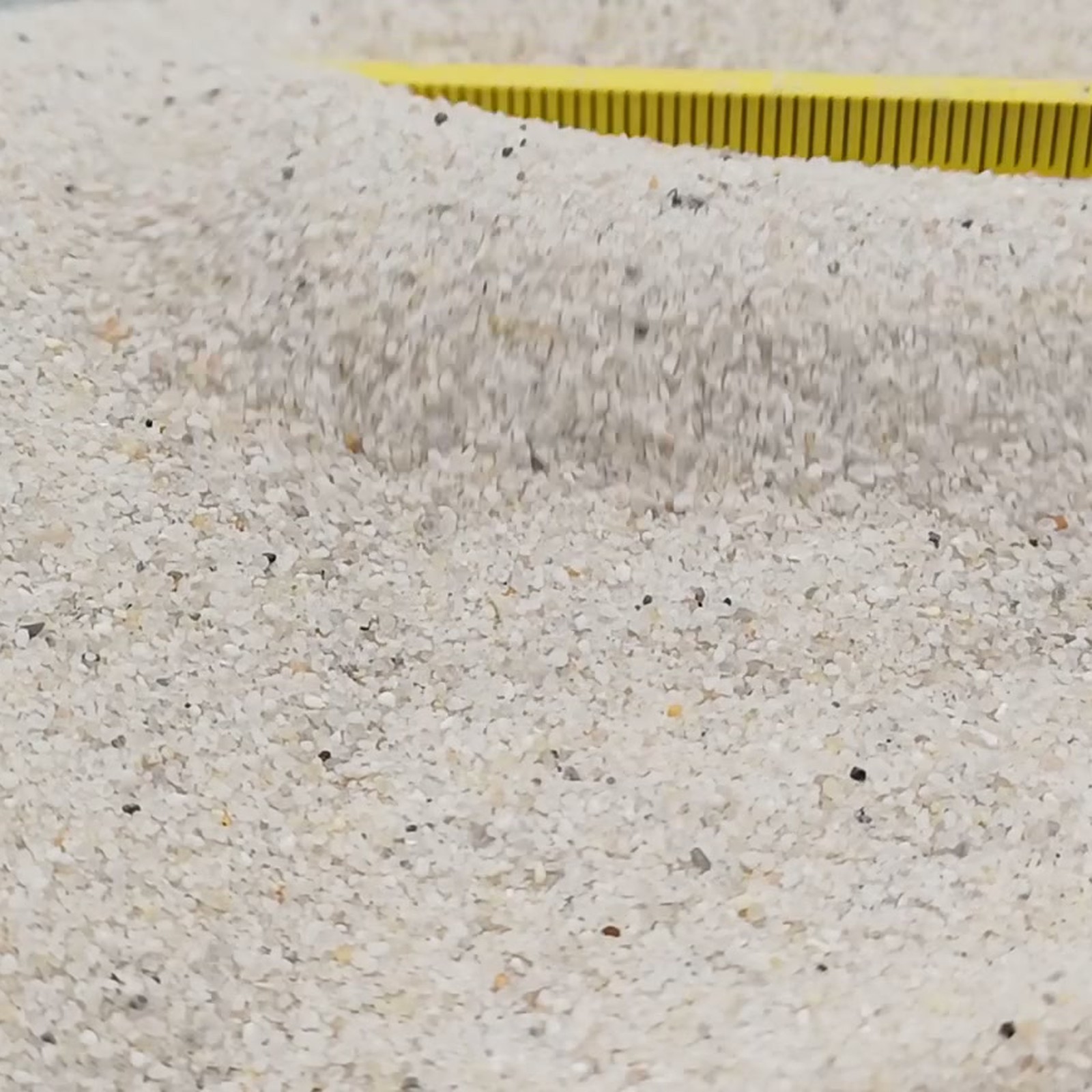 Vogelsand Naturweiß, 0,2–0,8 mm, 7 kg: Sandmulde unter einer gewölbten Kante.