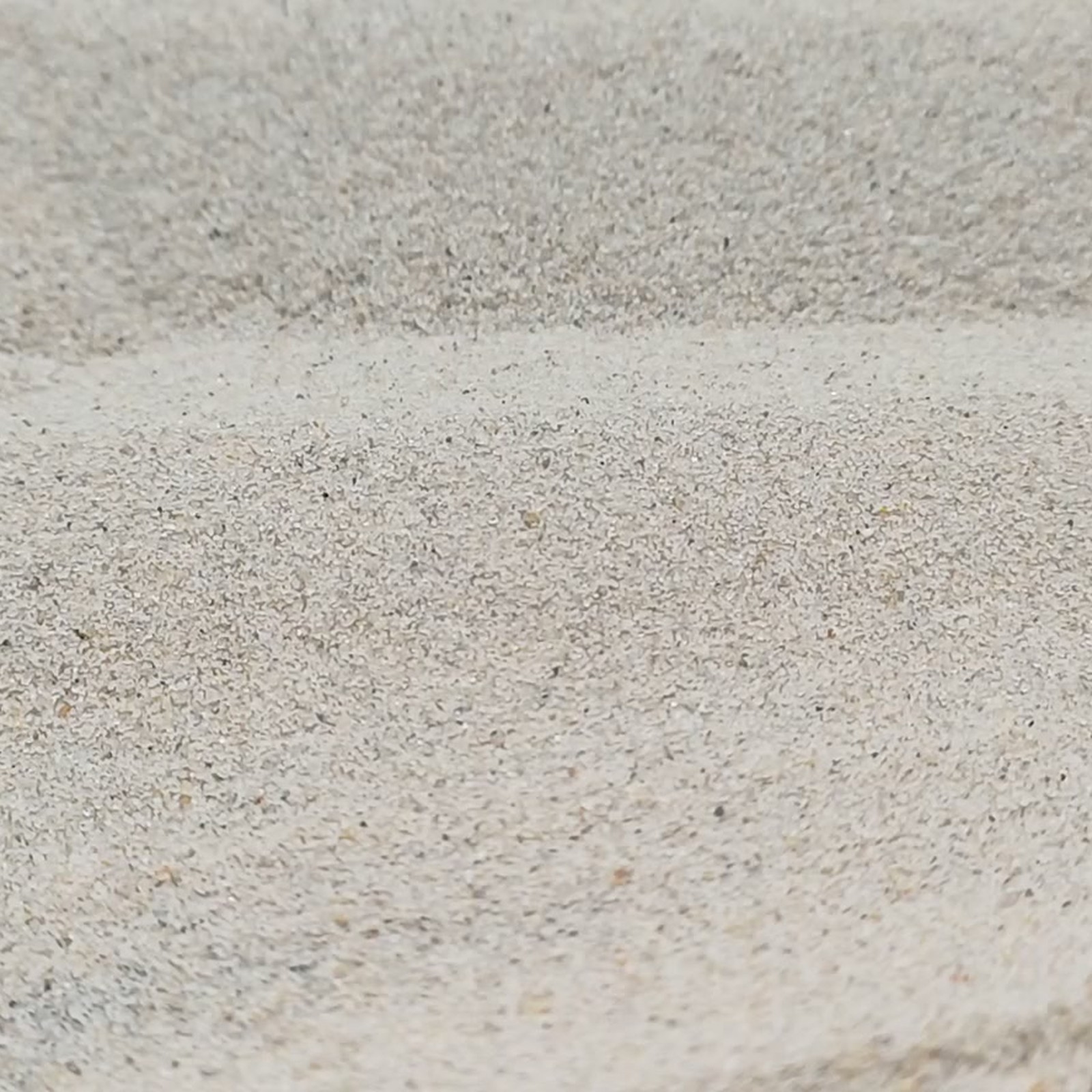 Chinchillasand Naturbeige, 0,1–0,3 mm, 25 kg: Niedriger Sandrücken mit ebener Fläche davor.
