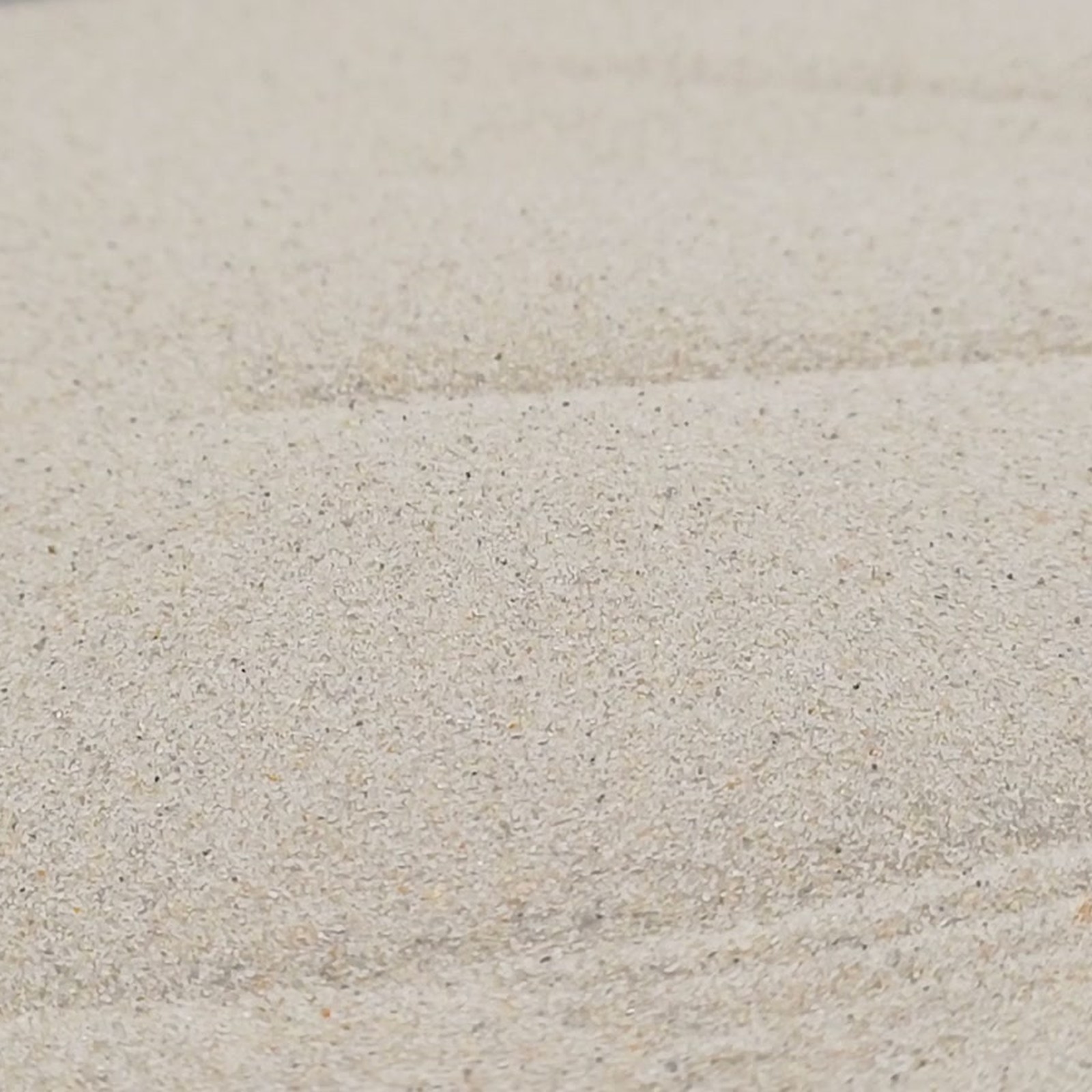 Chinchillasand Naturbeige, 0,1–0,3 mm, 25 kg: Zusätzliche Ansicht einer breiten beigen Sandmulde.