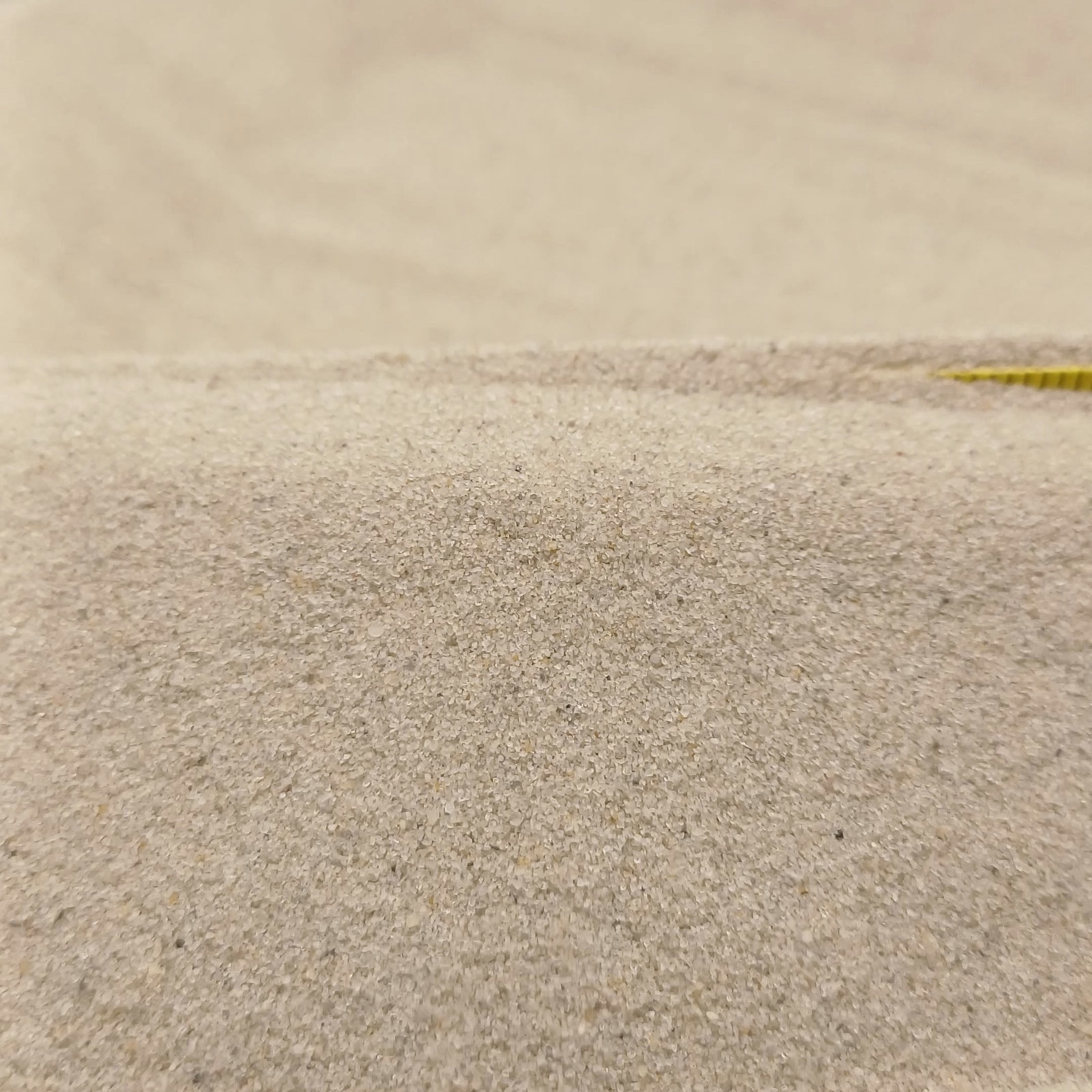 Aquariumsand Naturbeige, 0,1–0,4 mm, 25 kg: Sandrücken mit Maßstab im Hintergrund.