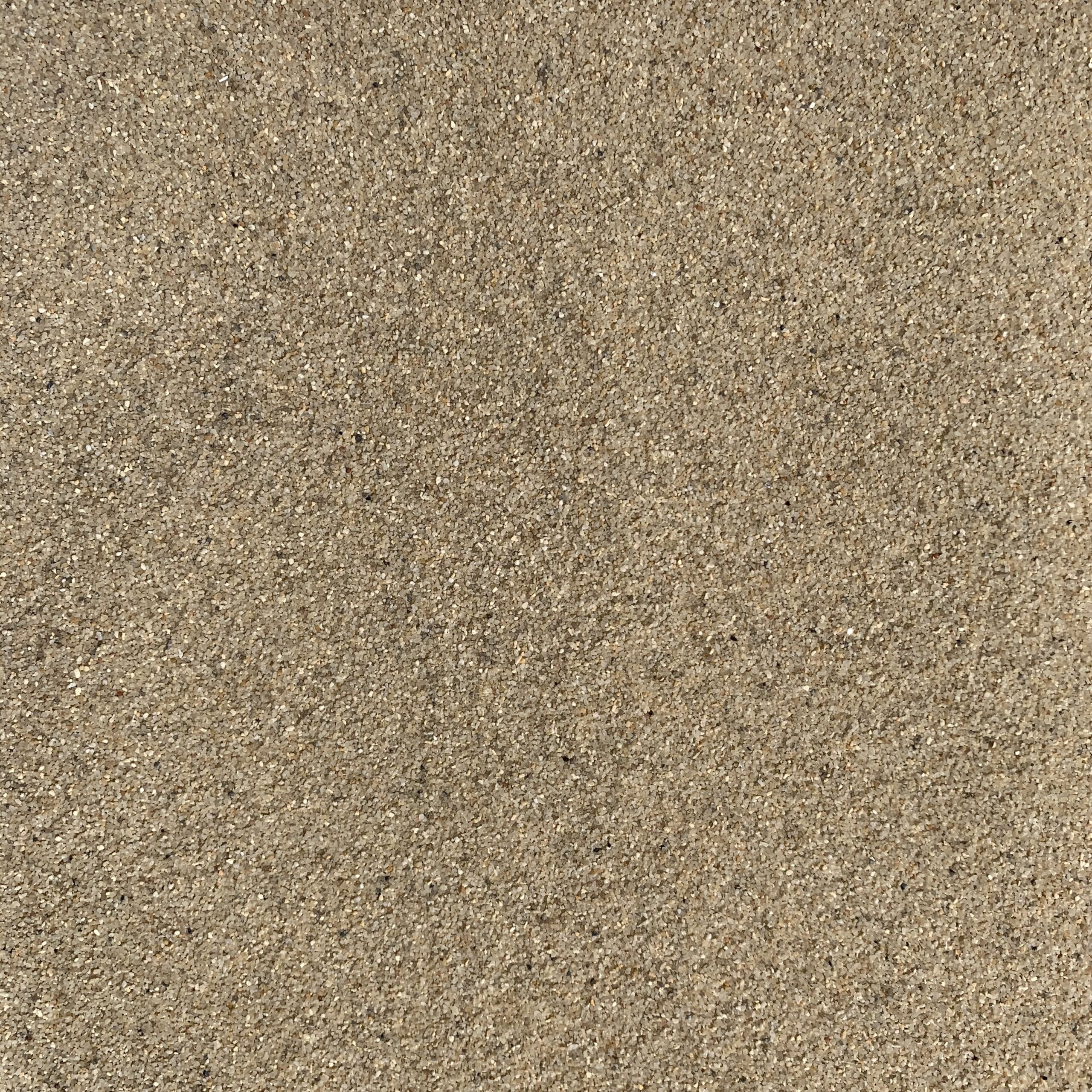 Naturbeiger Quarzsand, Körnung 0,45–0,85 mm: Nahaufnahme der Kornoberfläche.