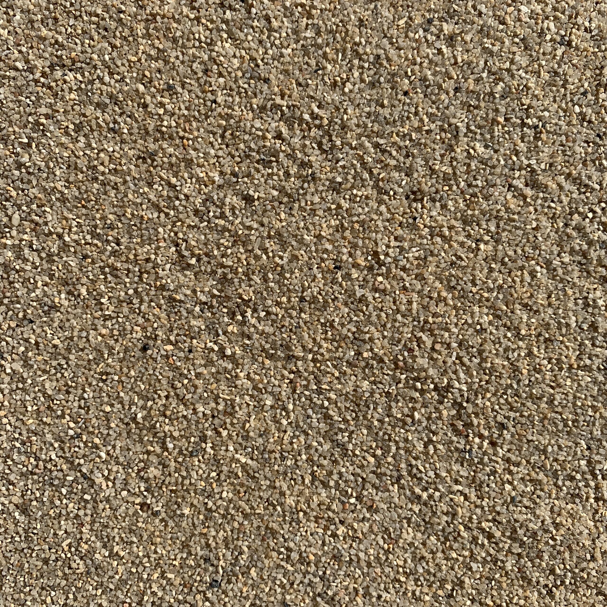 Naturbeiger Quarzsand, Körnung 0,71–1,25 mm: Nahaufnahme der Kornoberfläche.