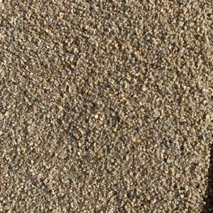 Naturbeiger Quarzsand, Körnung 1,0–2,0 mm: Nahaufnahme der Kornoberfläche.