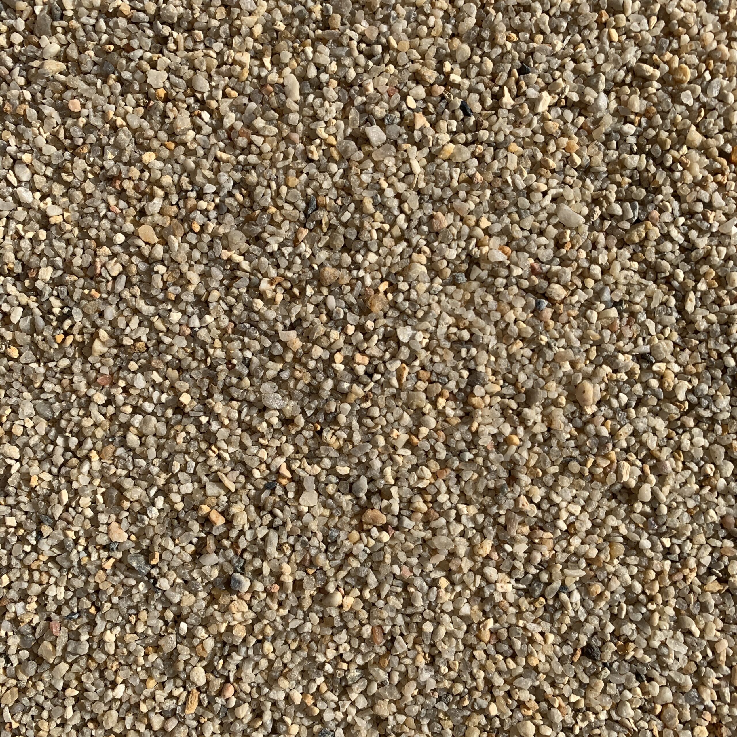 Naturbeiger Quarzsand, Körnung 1,6–2,5 mm: Nahaufnahme der Kornoberfläche.