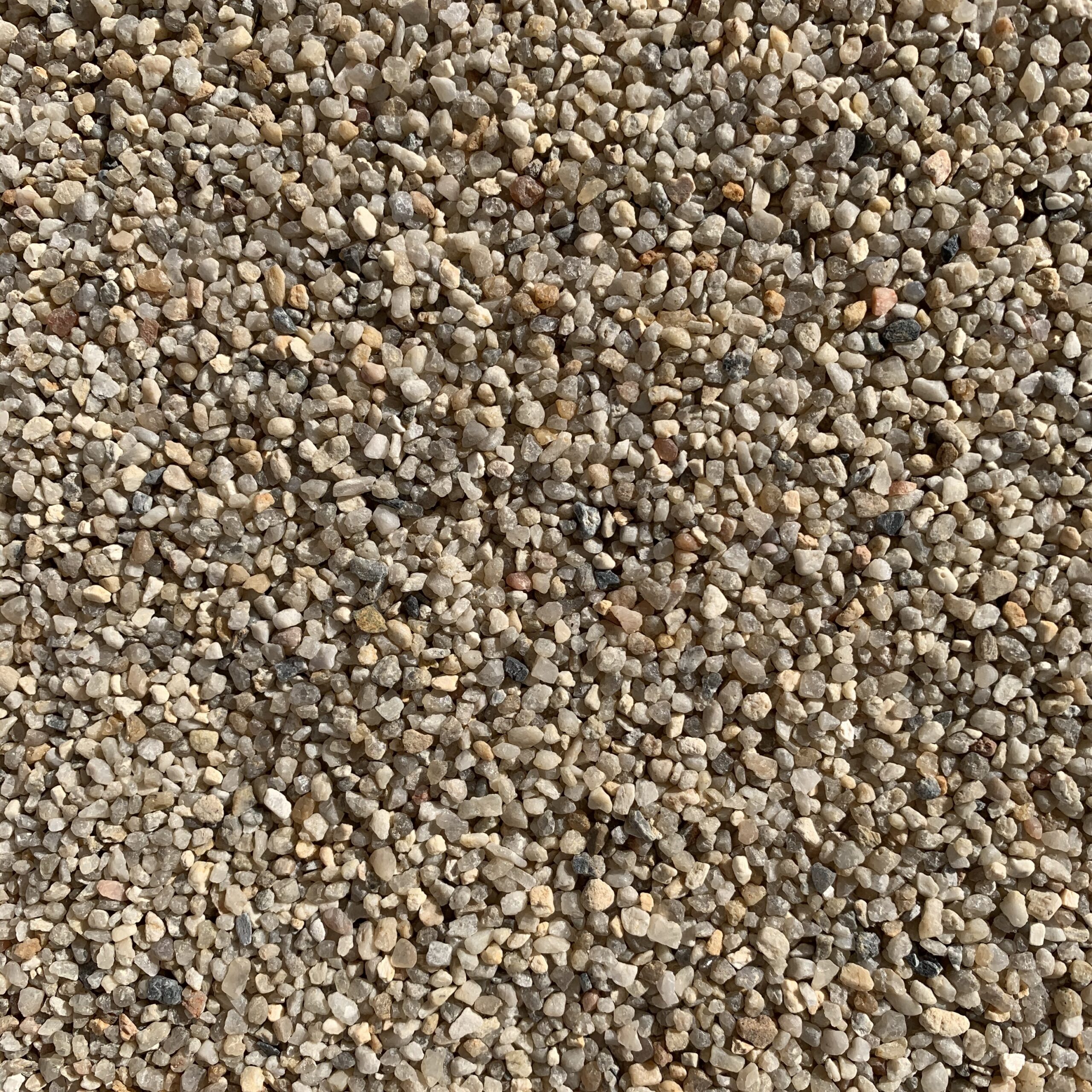 Naturbeiger Quarzsand, Körnung 2,0–3,15 mm: Nahaufnahme der Kornoberfläche.
