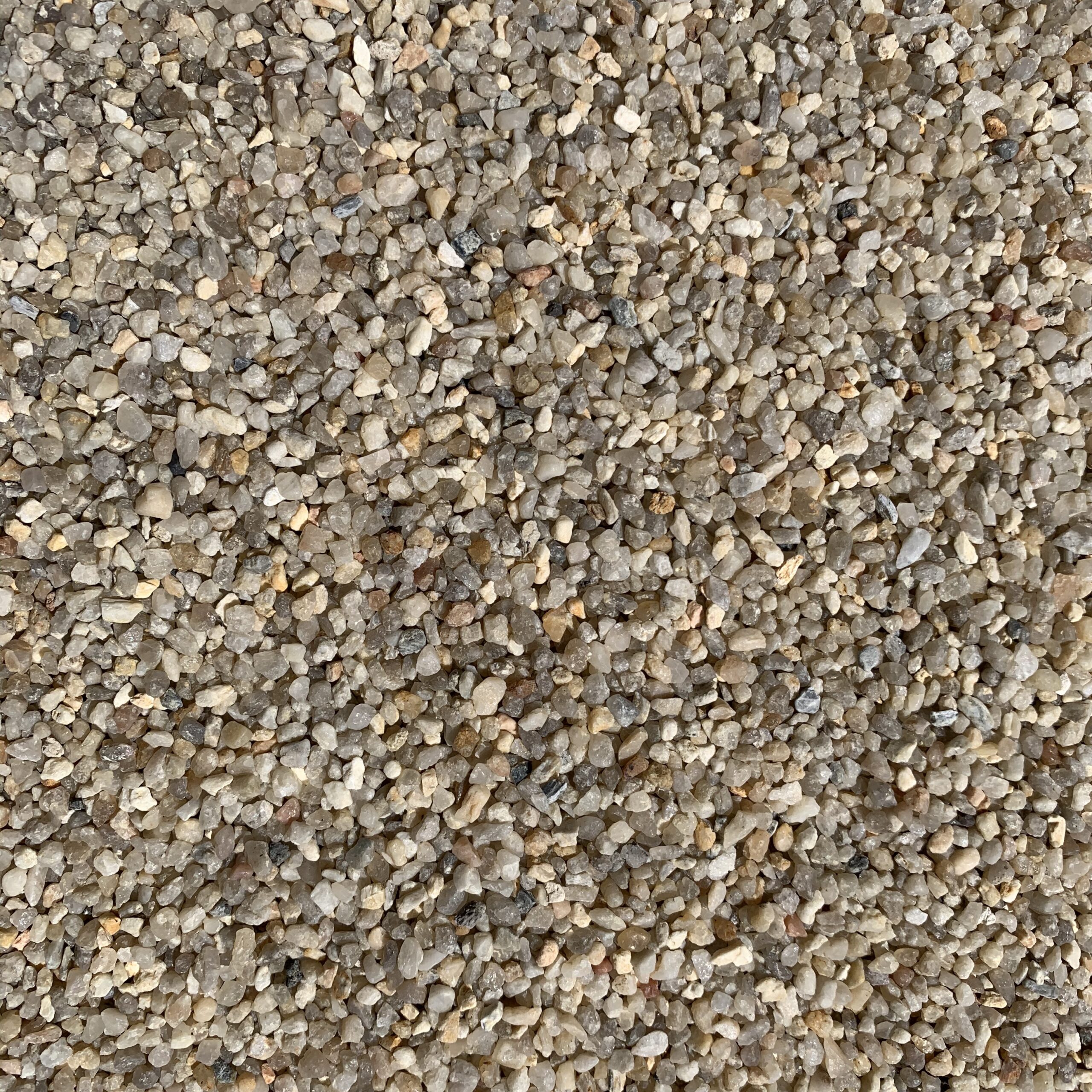 Naturbeiger Quarzsand, Körnung 2,0–4,0 mm: Nahaufnahme der Kornoberfläche.