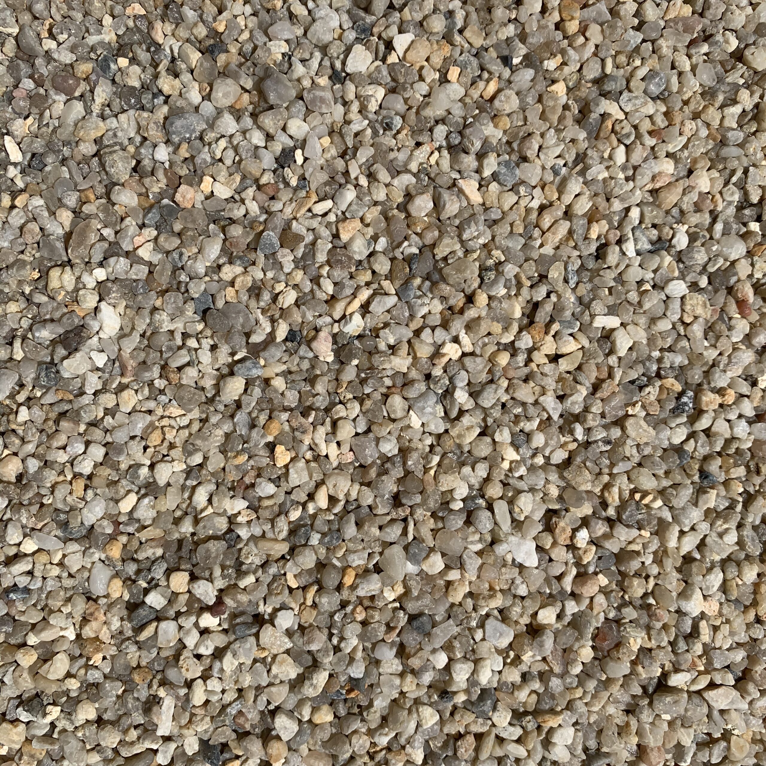 Naturbeiger Quarzsand, Körnung 2,0–5,6 mm: Nahaufnahme der Kornoberfläche.