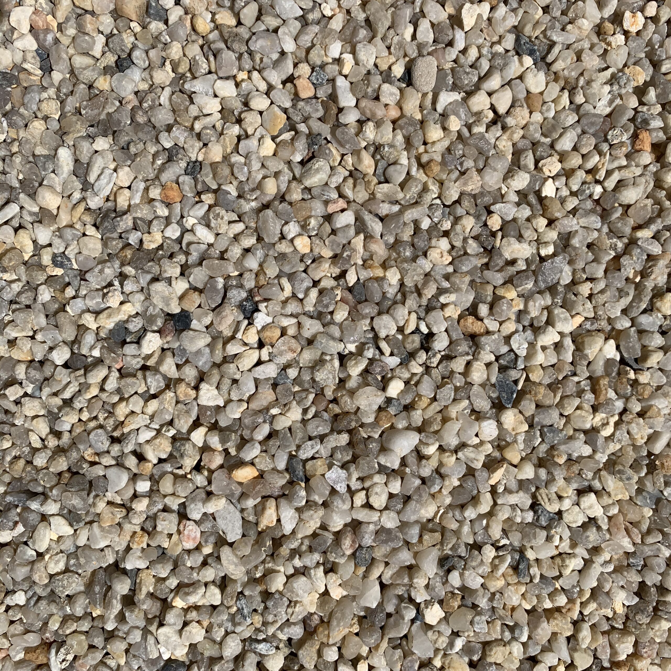 Naturbeiger Quarzsand, Körnung 3,0–6,0 mm: Nahaufnahme der Kornoberfläche.