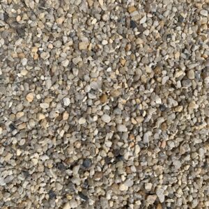 Naturbeiger Quarzsand, Körnung 3,15–5,6 mm: Nahaufnahme der Kornoberfläche.